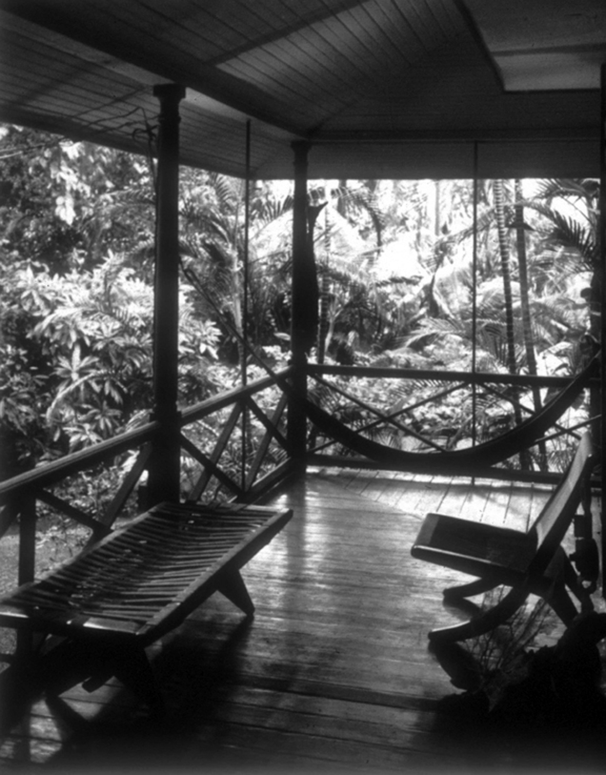  Balcón con un banco y una silla diseñados por Klumb, con vistas al jardín. © AACUPR - Archivo Arquitectura y Construcción Universidad de Puerto Rico. 