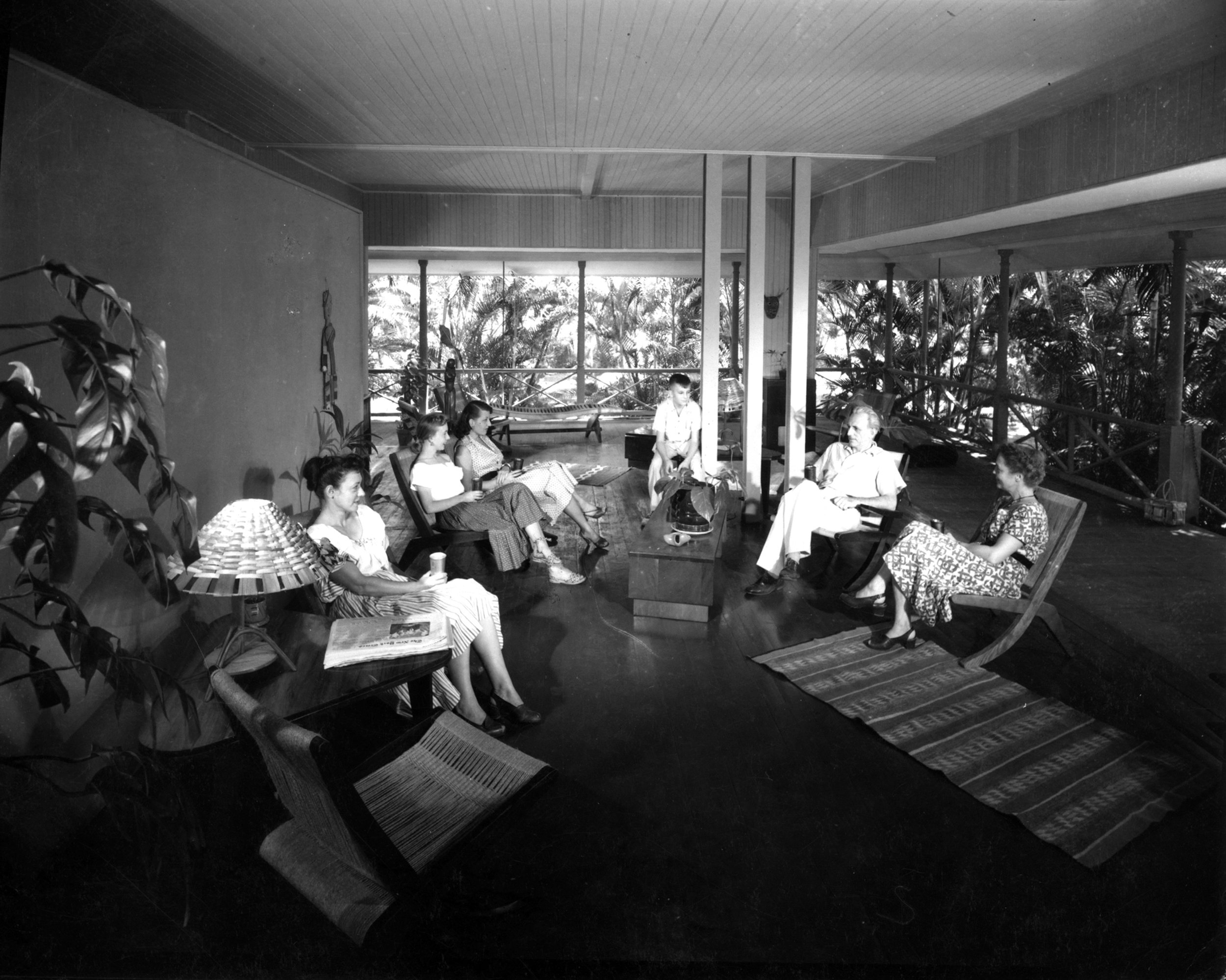  Henry y Else Klumb conversando con sus invitados en la sala de su casa. © AACUPR - Archivo Arquitectura y Construcción Universidad de Puerto Rico. 