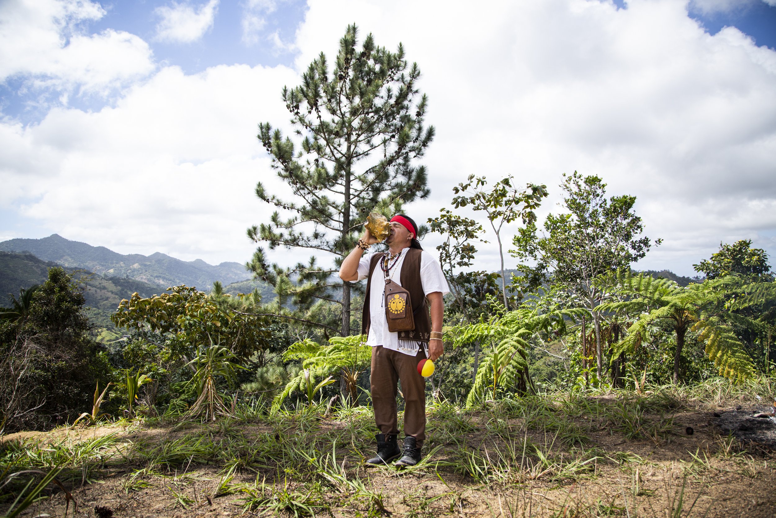  Hurakan Tercer Kan, de la Tribu Kaniba Tuun, ceremonia de inauguración de una casa comunal, en Limaní (lugar de muchas aguas), con la orientación y apoyo de Edwin Marcucci y Familia. Adjuntas, Borikén (Puerto Rico). Febrero de 2021.   Foto de Erika 