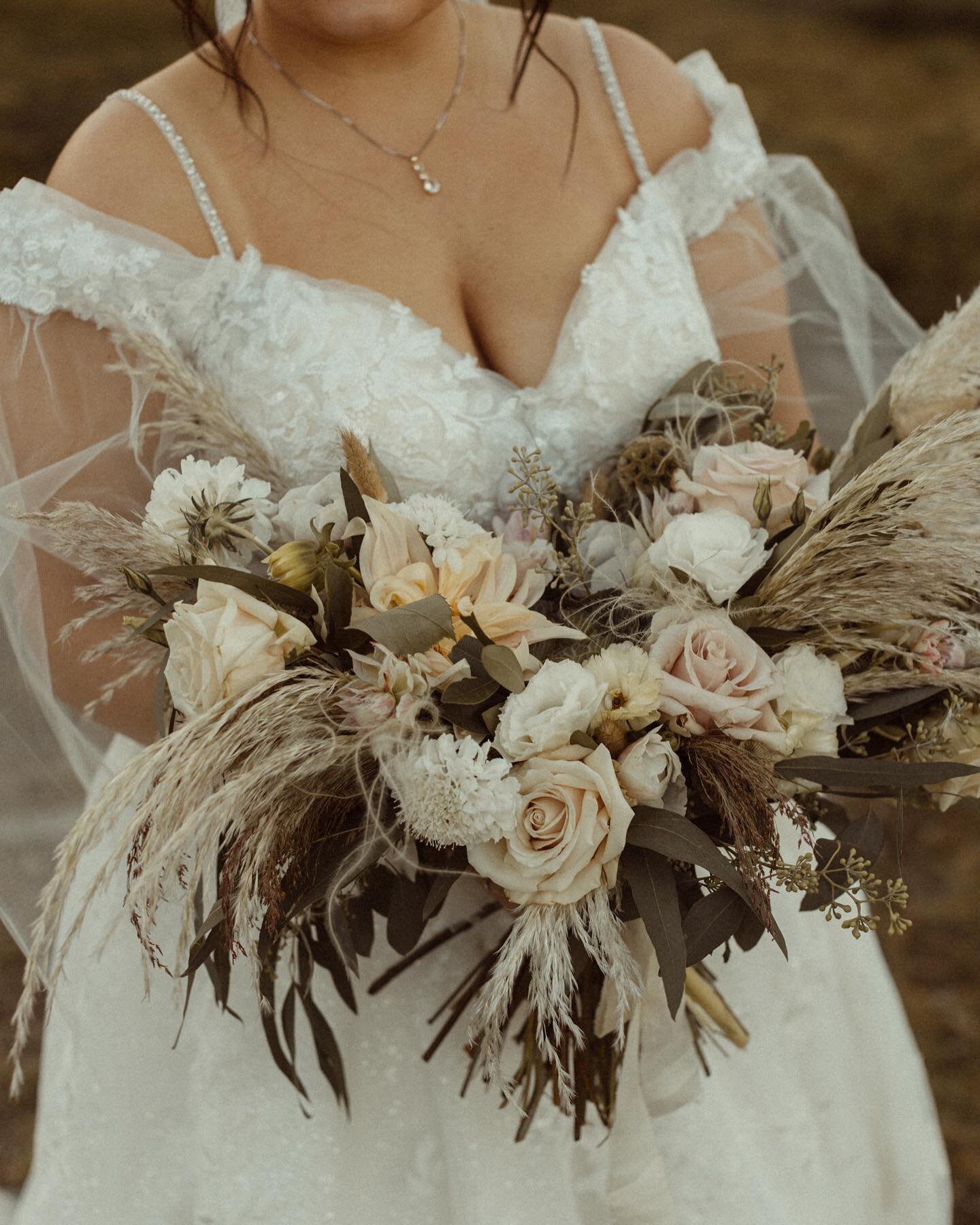 Neutral tones and unique textures for M+M 🌾☁️✨

This elopement couple was so sweet to design for; they wanted neutral tones of blushes, creams and tans, with fun and odd stems mixed in. With lots of textures, this bouquet was a feast for your finger