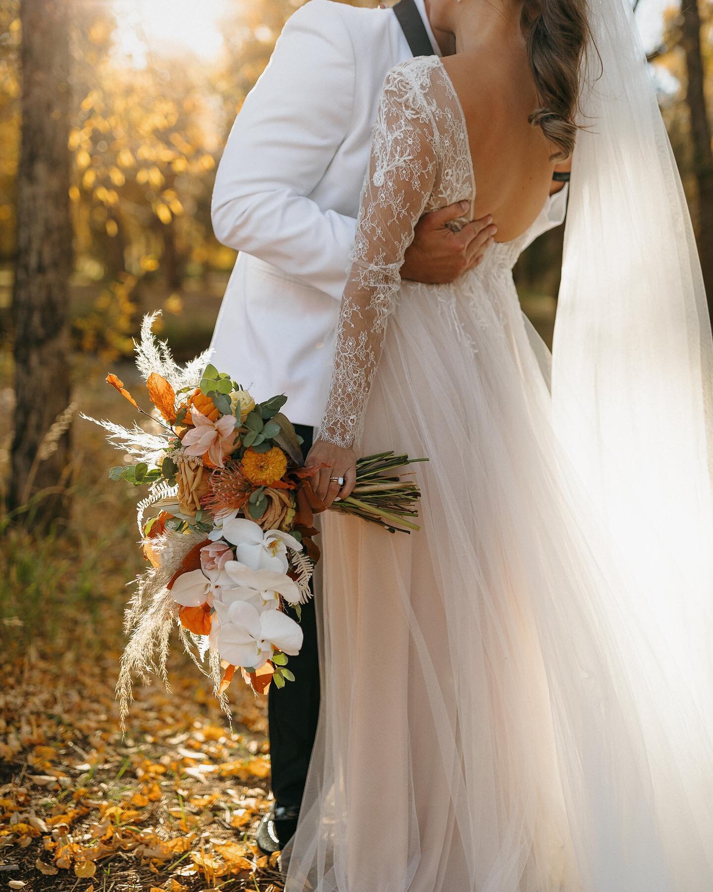 bringin dem socal vibes to the mountains for liz+matt 🌊🏔️

we love creating the perfect aesthetic for our couples weddings; the trust they give us to just do our thing is always so appreciated. 

congrats to l+m, it was a pleasure making flower mag