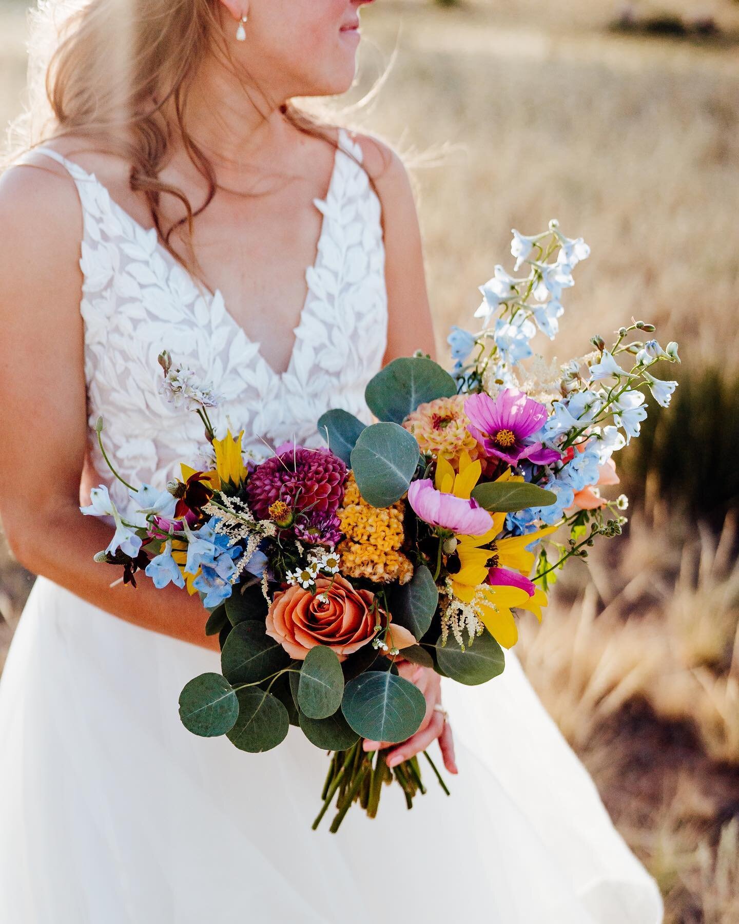 All the summery wildflower feels for Charis+Max 🌞💐

They were wanting all the wildflower vibes, and trusted us completely to design our hearts out. We had a slow start to the farm flower season, but they showed up just in time to help us create rea