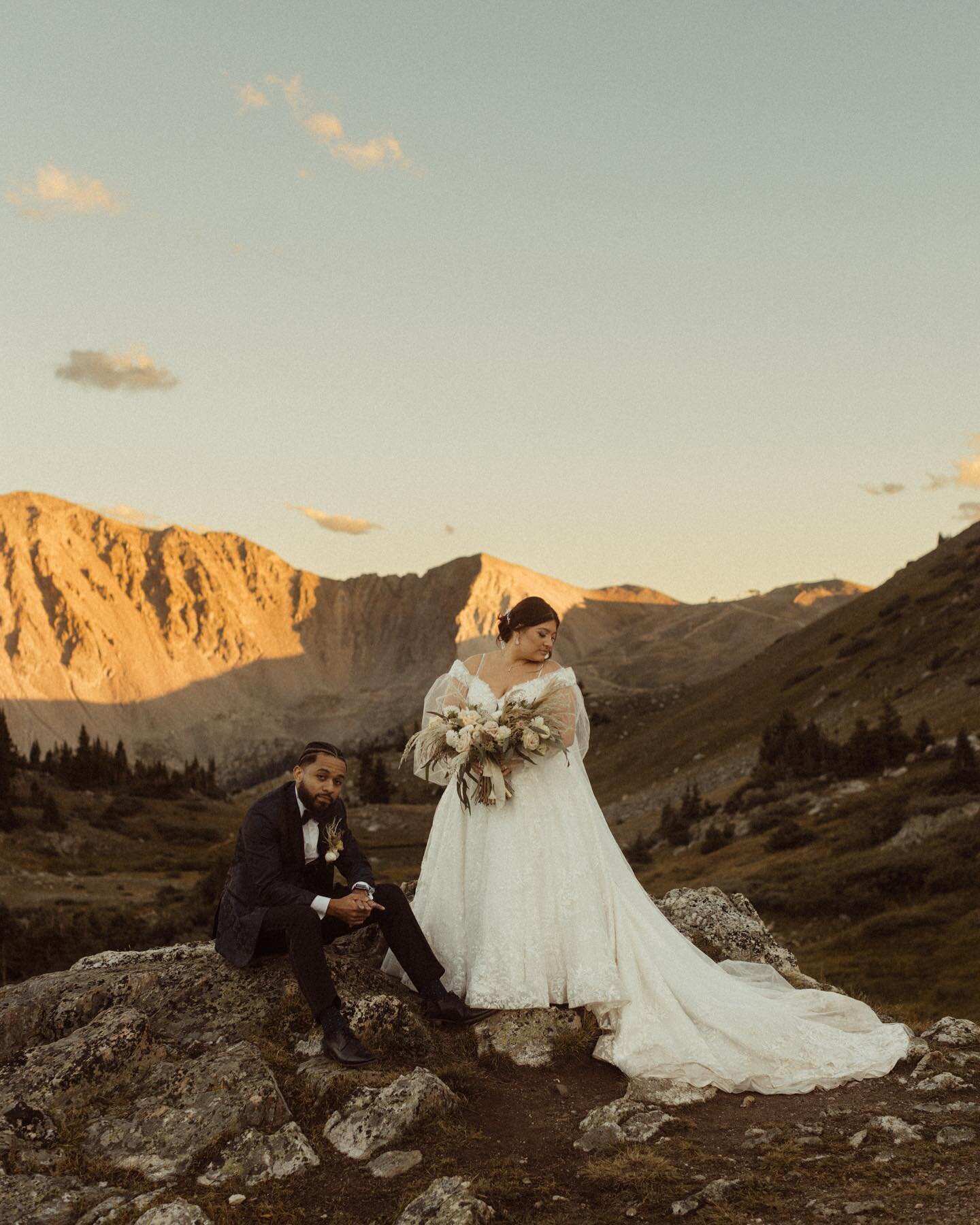 We are ✨DROOLING✨over these sneak peeks from the elopement last week in Keystone with Madison+Mack 🥰 

@mckenzie_bigliazzi always knows how to showcase her couples in the most beautiful ways, AND the setting. 

Madison+Mack wanted a soft palette for