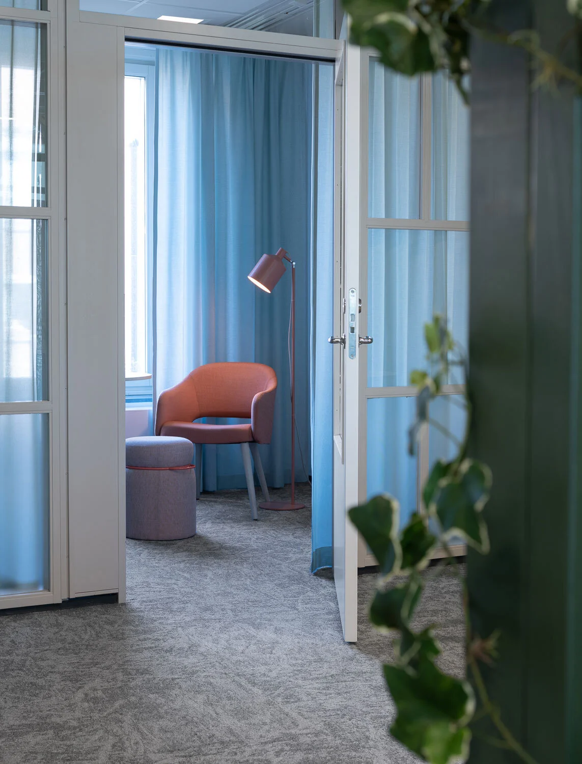 Stol och lampa i ett litet kontorsrum