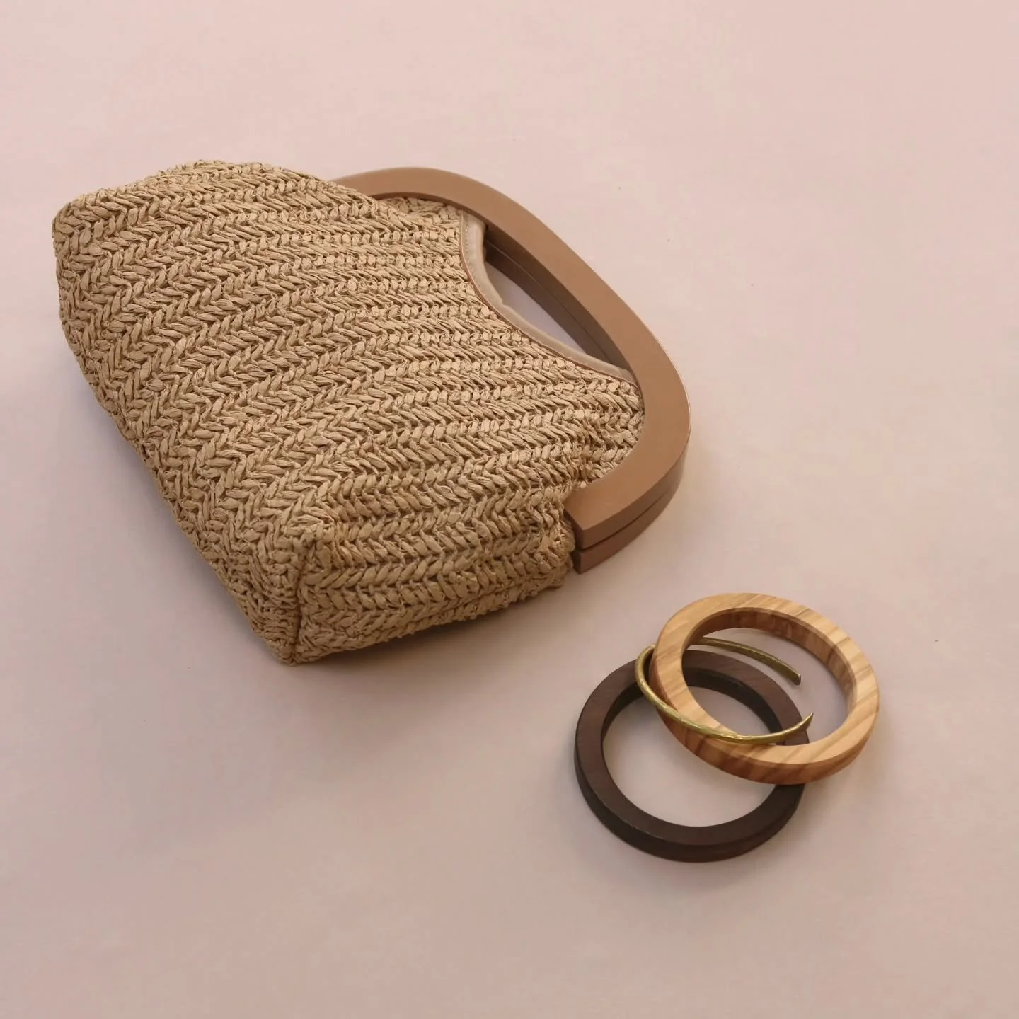 How do you choose to style your Rare Olive. Do you go monochromatic and keep it all neutral? Or bring colour into the fit for contras? We are so curious to know!