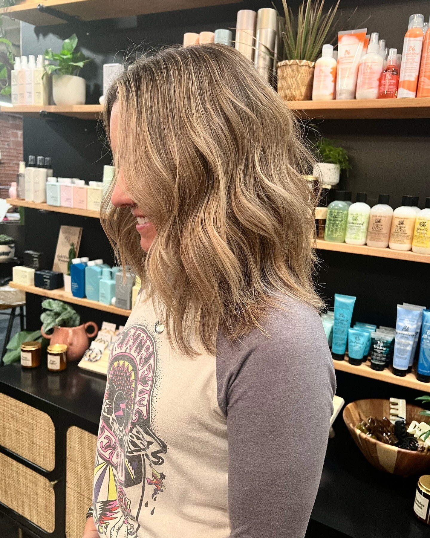 How the heck do I get my beach waves to stay? Let me tell you!

After you're done curling, let the curls cool down completely before running your fingers through + finish with a flexible hair spray

𝔹𝕒𝕕𝕒 𝕓𝕚𝕟𝕘, 𝕓𝕒𝕓𝕒 𝕓𝕠𝕠𝕞! 
Fizz free lo