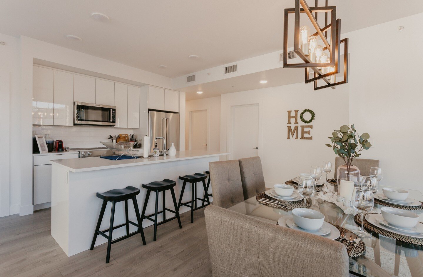 🥰 Featuring this beautiful space of our Modern Scandi's kitchen &amp; dining room. Adjacent to the dining room, you have floor to ceiling windows with stunning mountainscape views! Featuring 2 bedrooms + den and 2 bathroom, this suite offers over 10