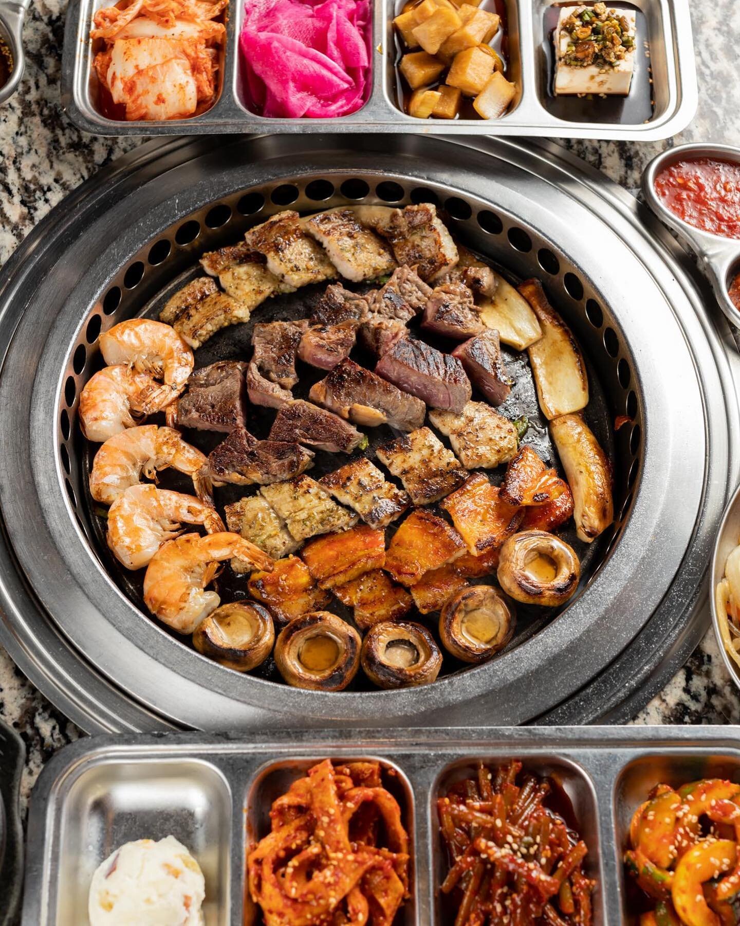 What type of griller are you? Comment with what describes you the best: 

🤓 Everything organized and in its place
😎 Creatively and artistic stacks 
😍 Eyes only for my favorites to be ready
😆 No one touches the grill but me 
.
#koreanbbq #allyouca