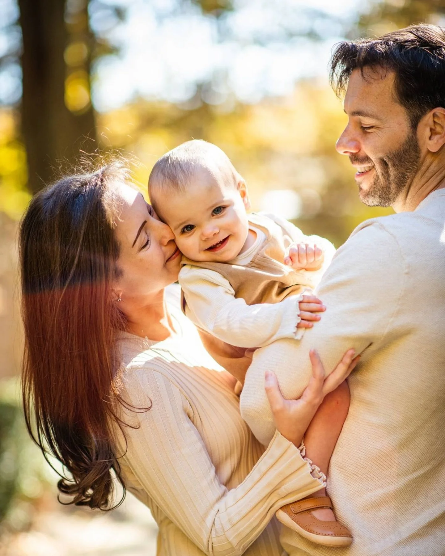 Nothing beats the warmth of golden leaves &amp; genuine smiles like these 🥹✨🍂

I love capturing the moments that feel just like you - Joyful, natural &amp; full of love. I had such a delightful time with this family! Swipe through to see the pretti