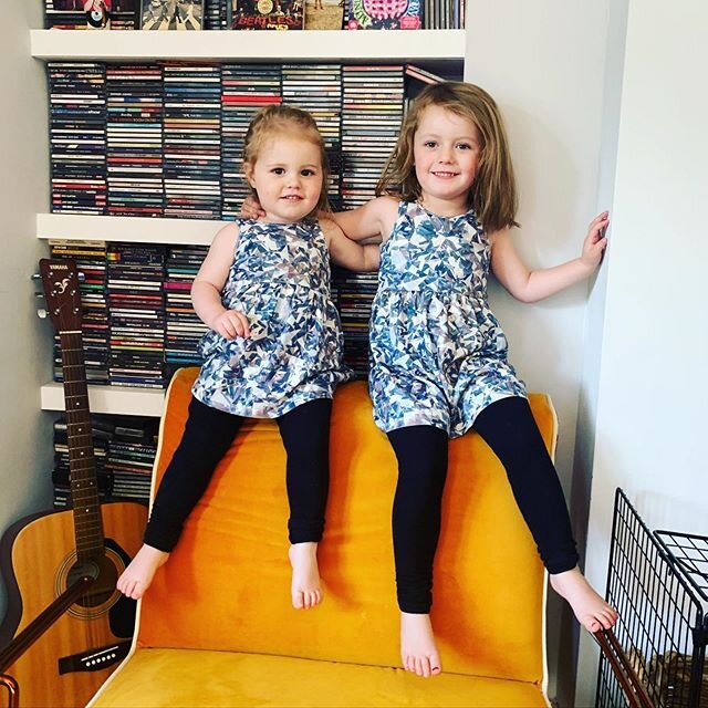 Feeling so happy that&rsquo;s it&rsquo;s a sunny week and we can enjoy lots of garden time! The twinning is still going strong 💪! These cute little dresses are from @sleep.no.more 
#mumlife #toddlerfashion #kidsfashion #coolkids #matchingoutfit #mat