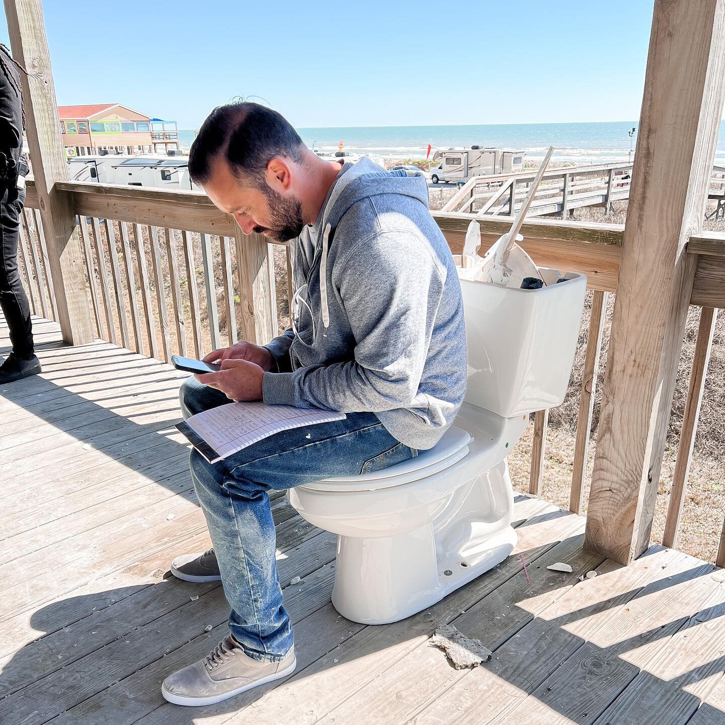 Actual footage of Corey trying to figure out which way the shiplap goes. #iykyk
.
..
.
#battleonthebeach #hgtv #hgtvcanada #beachhouse #beachhousestyle #beachhousedesign #homeflipping #homeflipper #shiplap #bathroomdesign #bathroomremodel #bathroomin
