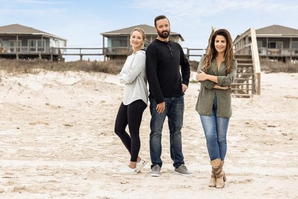 It&rsquo;s Sunday and you know what that means! A new episode of #battleonthebeach. Tonight is the living room showdown. Watch how we transform this boring living room into a beautiful &ldquo;great room.&rdquo; (We know @thetypennington @thealisonvic