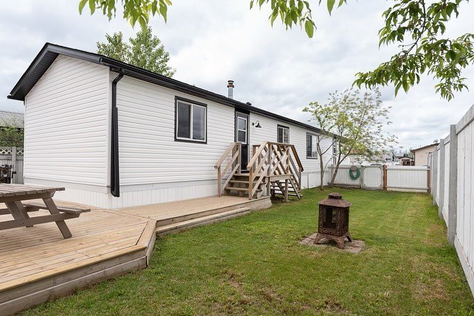 The Mckinlay Project is done! And first impressions are everything, so when we started this project we knew the exterior needed a major update. We replaced the siding, skirting, window/door cladding, roof, soffit, fascia, eavestrough, painted the doo