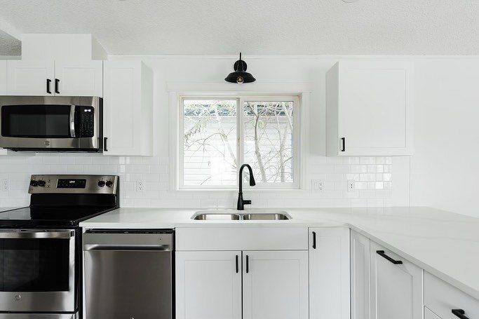 Okay time to show off the kitchen transformation on our McKinlay project! This space received a major overhaul, we replaced all the cabinets, got rid of the upper cabinets over the peninsula to open the space up and added quartz countertops and a sub