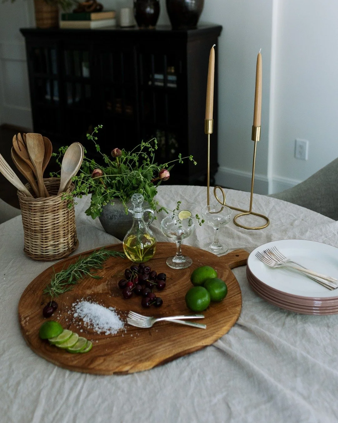 One of my favorite parts of designing a home is the dining area. It quietly sets the tone for how a space is lived in. I always believe a dining area or room should feel inviting without trying too hard. Comfortable, layered, and timeless. ✨

For thi
