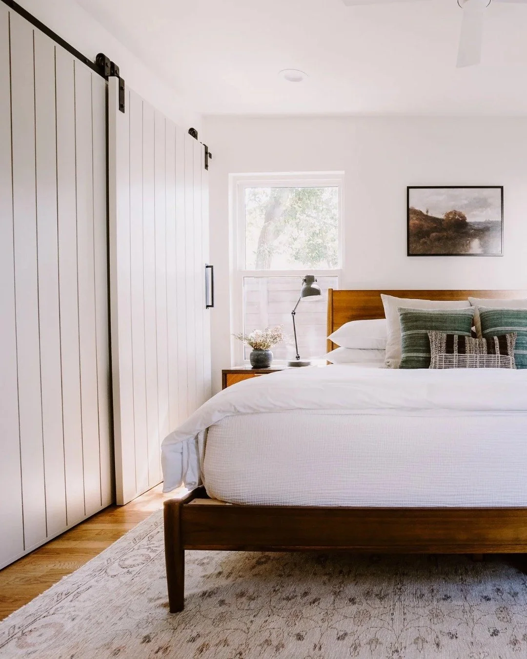 Does anyone still wonder about my love for vintage rugs, or are we all fully aware by now? 🫣

This Oushak is everything I look for in a rug.
Soft color. Gentle pattern. That quiet character that only time can create.

The cream, blush, tan, and blue