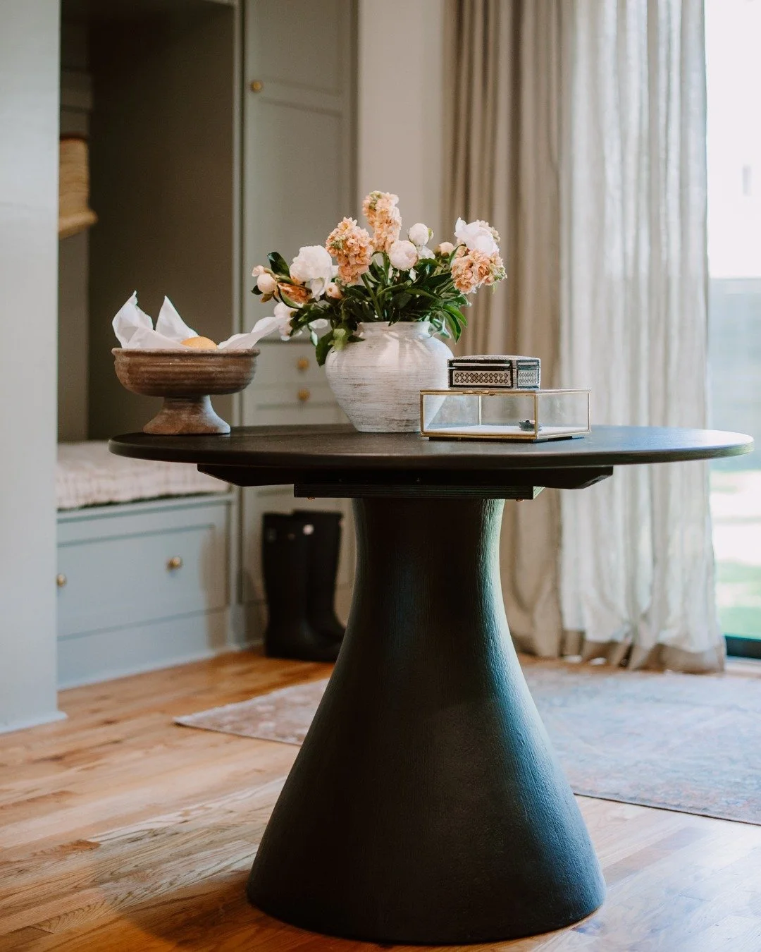 Entry spaces are often overlooked, but they shape how a home feels immediately.
Proportion, storage, and material choices work together here to create a sense of ease the moment you arrive.

. . .

#ledgerandladder #interiordesignstudio #interiordesi