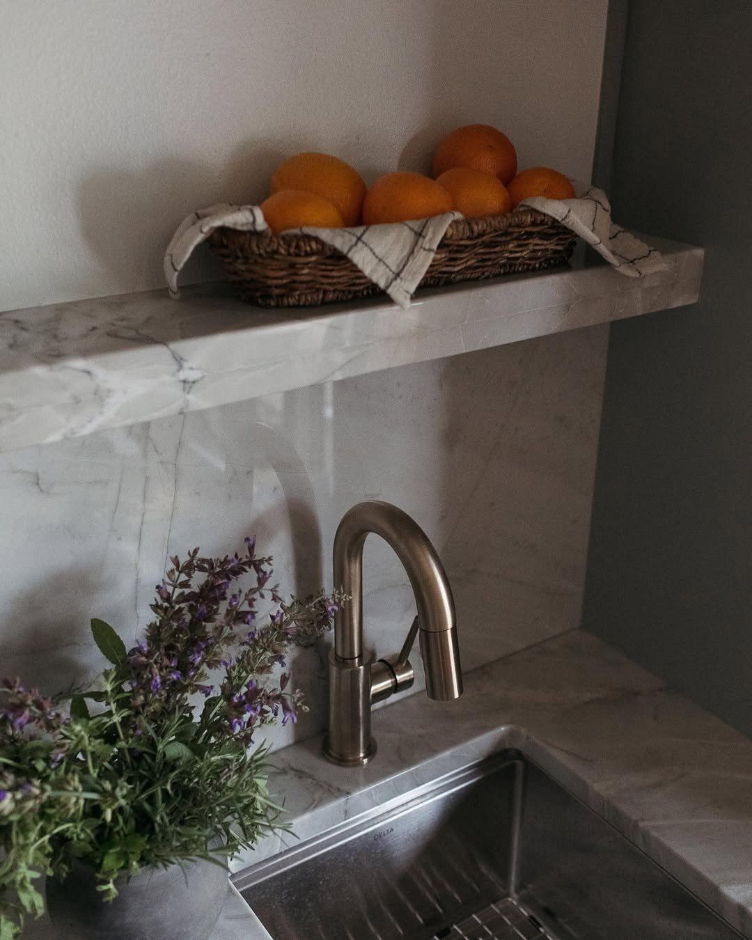 Maybe it&rsquo;s just me, but the house always feels a little different when spring arrives&hellip; in a beautiful way. 🫶

More light coming through the windows, fresh scents in the air, and little things like herbs or citrus slowly making their way