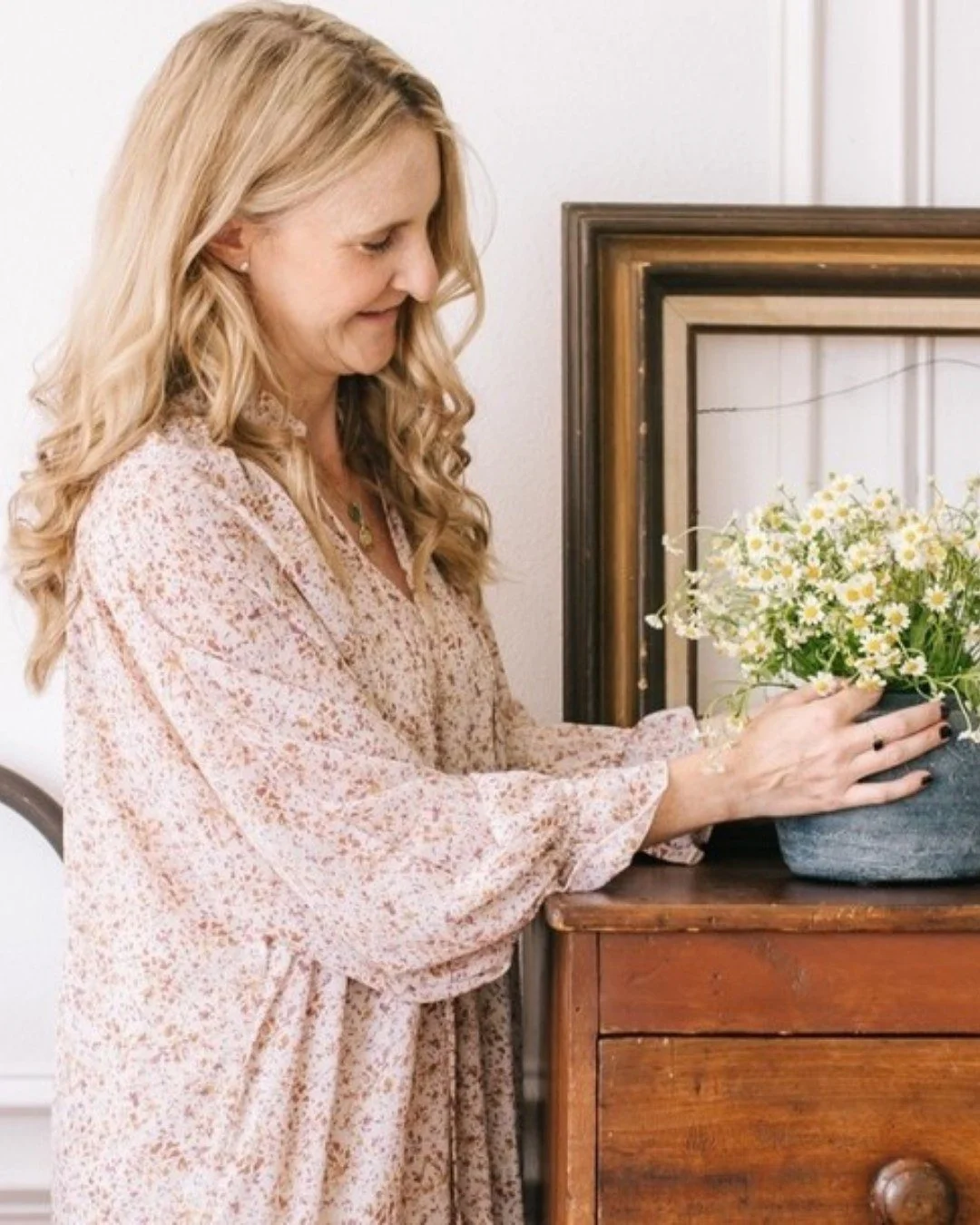 One thing I love to do is add flowers to a living space. They bring a clean, fresh vibe. 🌸

Something about fresh flowers instantly makes a room feel more welcoming. Like the house is taking a deep breath.

For me, flowers are always part of the fin