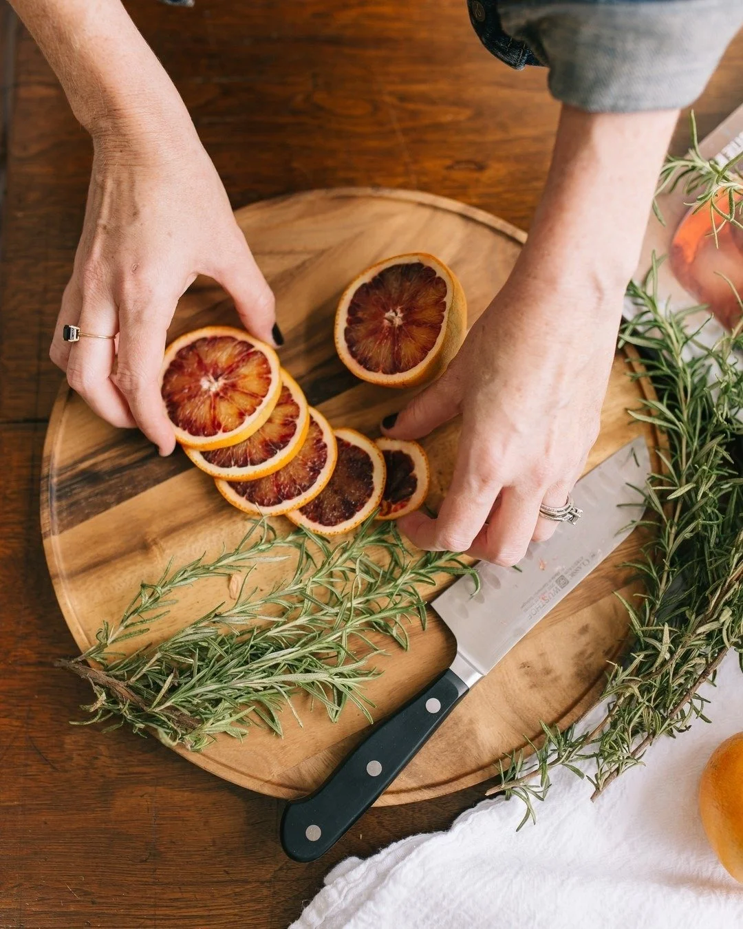 I&rsquo;ve always loved finding beauty in the simplest things, especially when they come straight from nature. ✨

Things like a wooden board, fresh herbs, and seasonal fruit are the details that add soul to a kitchen and make a space feel curated wit