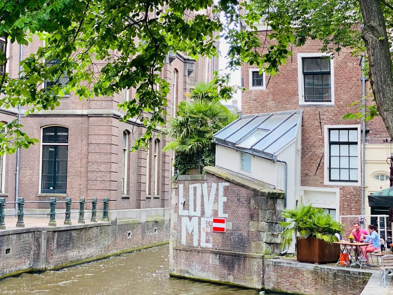 Amsterdam,  muur met het witte woord 'LOVE ME'.