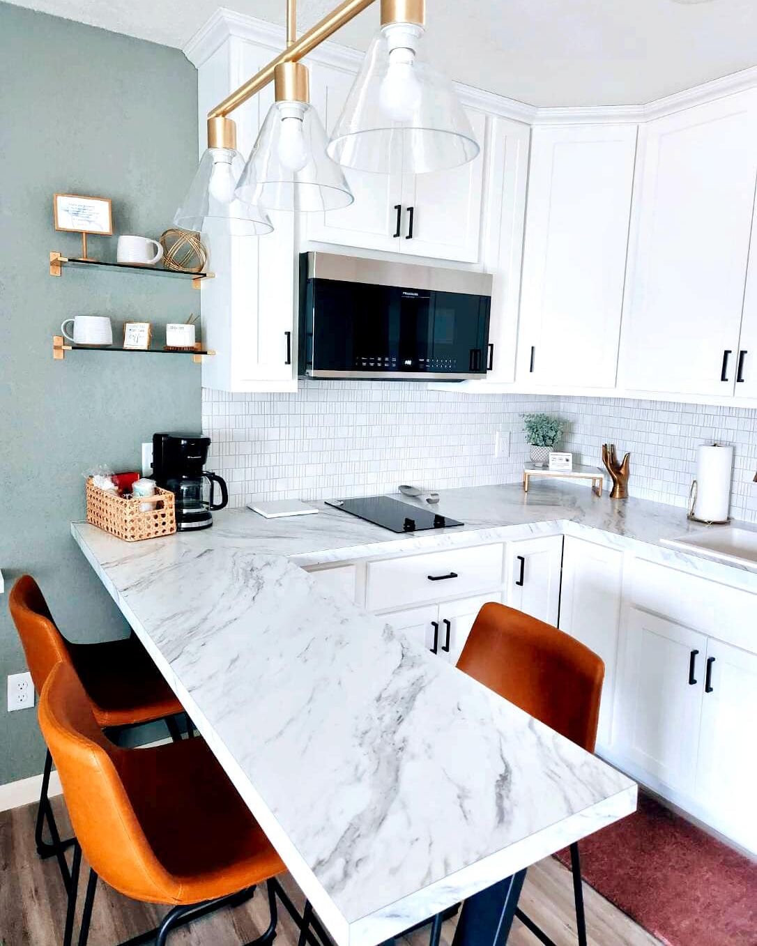 Us when we see a final project come together 🤩✨😍
We love how the @hotel_riverbank_henry incorporated Calcutta Marble Laminate Countertops to spice up their room renovation.
.
.
.
#cictops #hotelriverbankhenryil #hotelriverbankhenry #smallbusiness #
