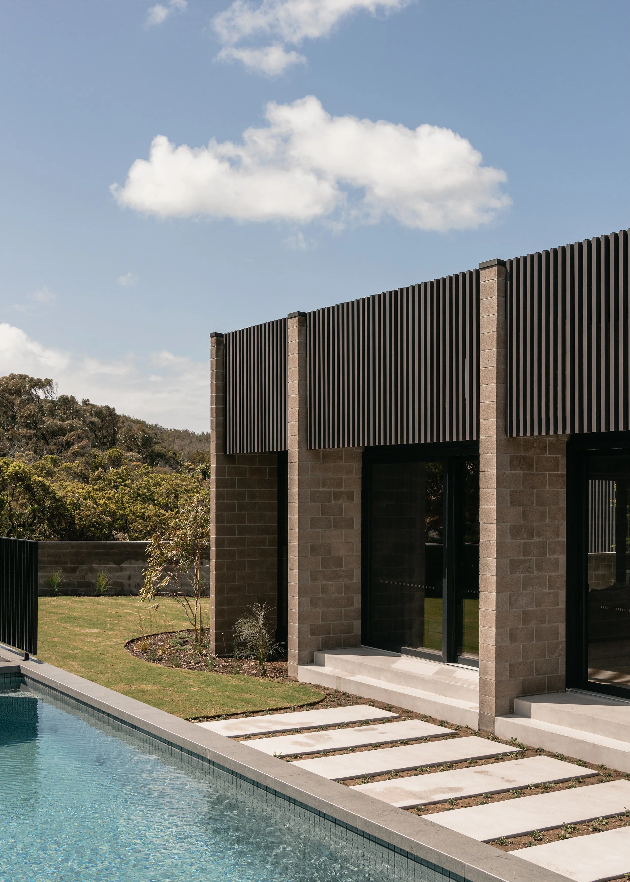 coastal architecture – courtyard home design – Australian house design – St Andrews Beach Victoria Australia – Sandy Bay St Andrews Beach by Aych Architects – Simple Dwelling