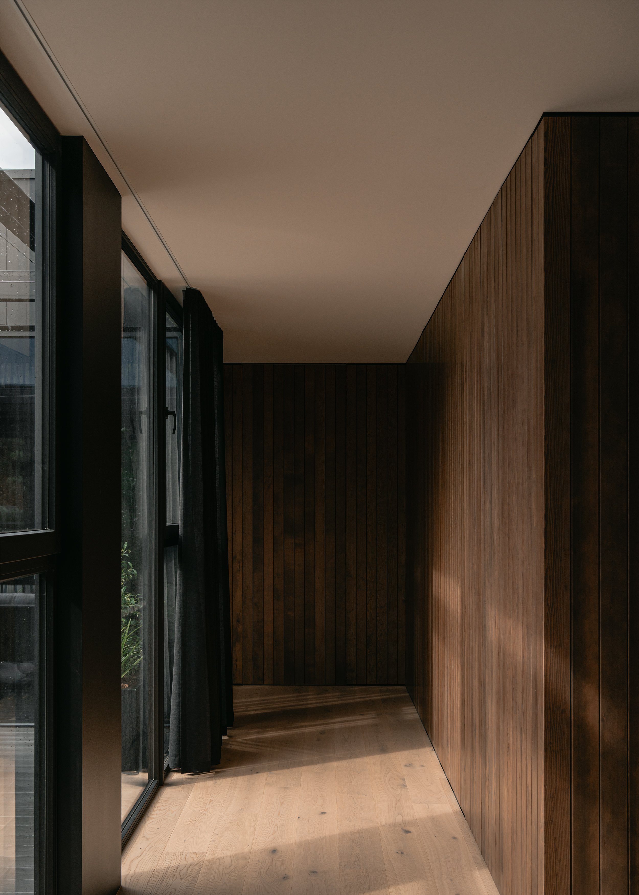 wood wall panelling – coastal courtyard home design – Australian house design – St Andrews Beach Victoria Australia – Sandy Bay St Andrews Beach by Aych Architects – Simple Dwelling