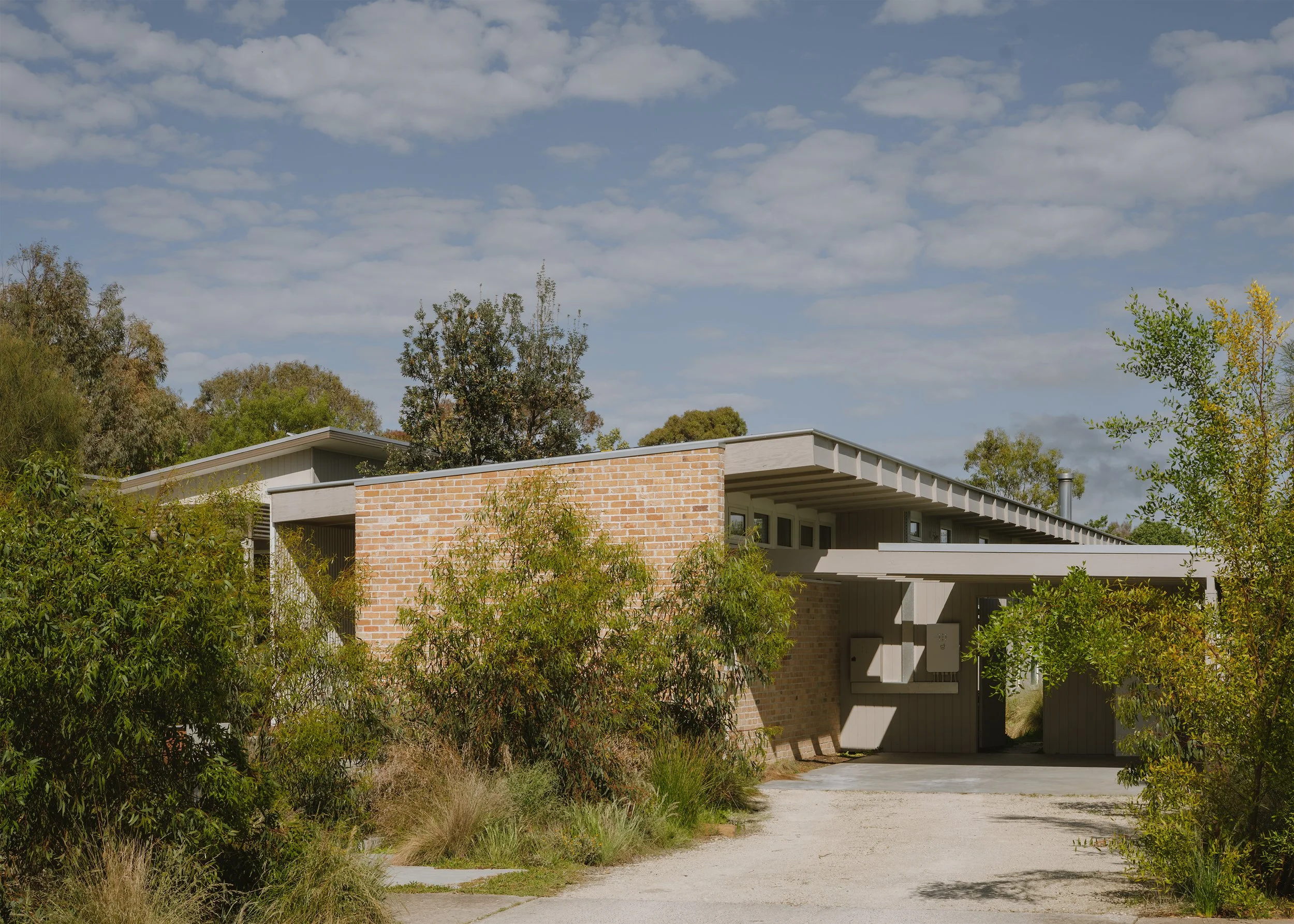 coastal family home – Australian native landscape garden – Barwon Heads Victoria Australia – Fisherman's Walk by Megowan