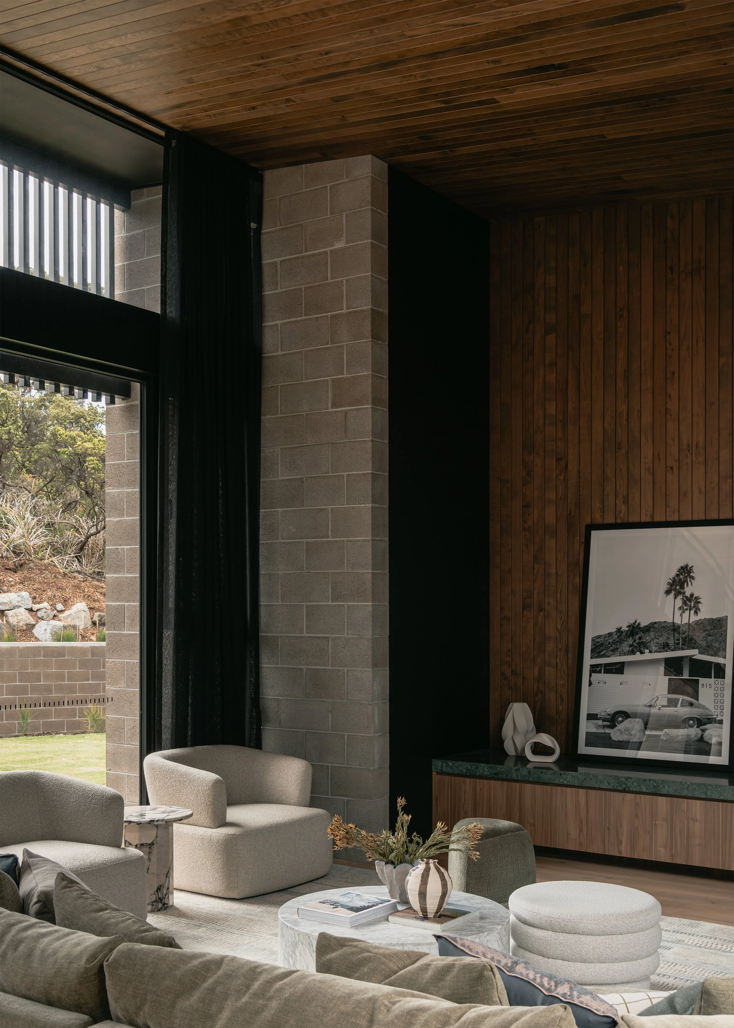 living room interior design – coastal courtyard home design – Australian house design – St Andrews Beach Victoria Australia – Sandy Bay St Andrews Beach by Aych Architects – Simple Dwelling