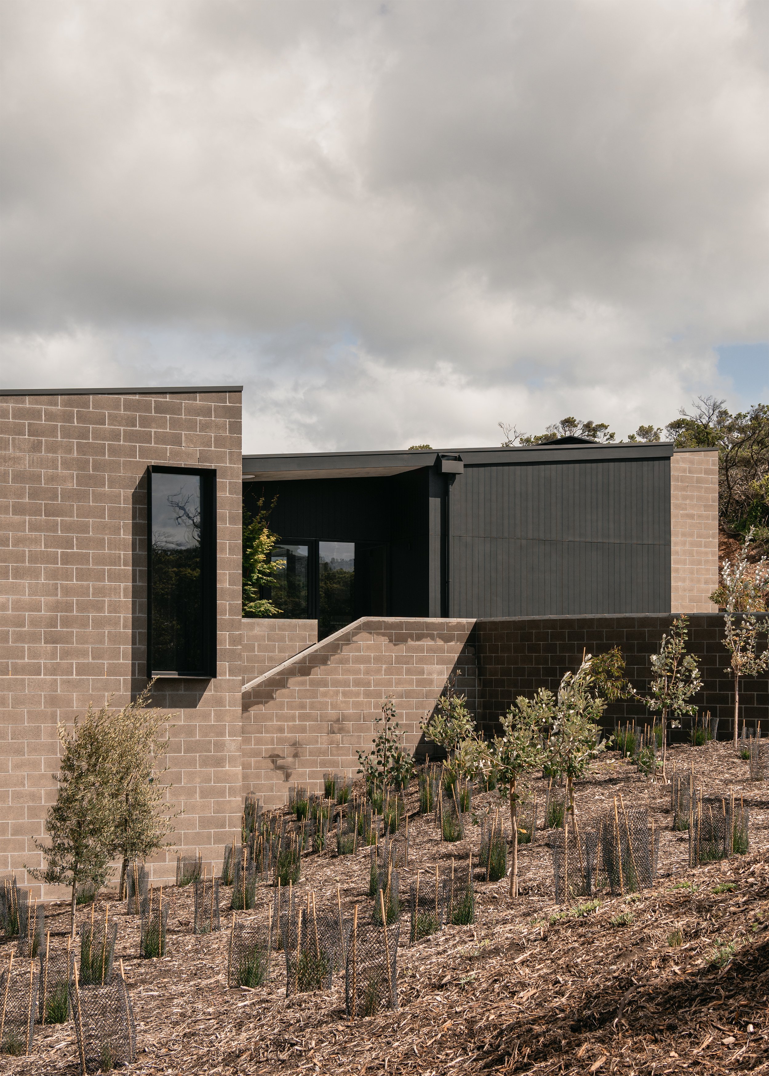 concrete block home – coastal home design – Australian house design – St Andrews Beach Victoria Australia – Sandy Bay St Andrews Beach by Aych Architects – Simple Dwelling