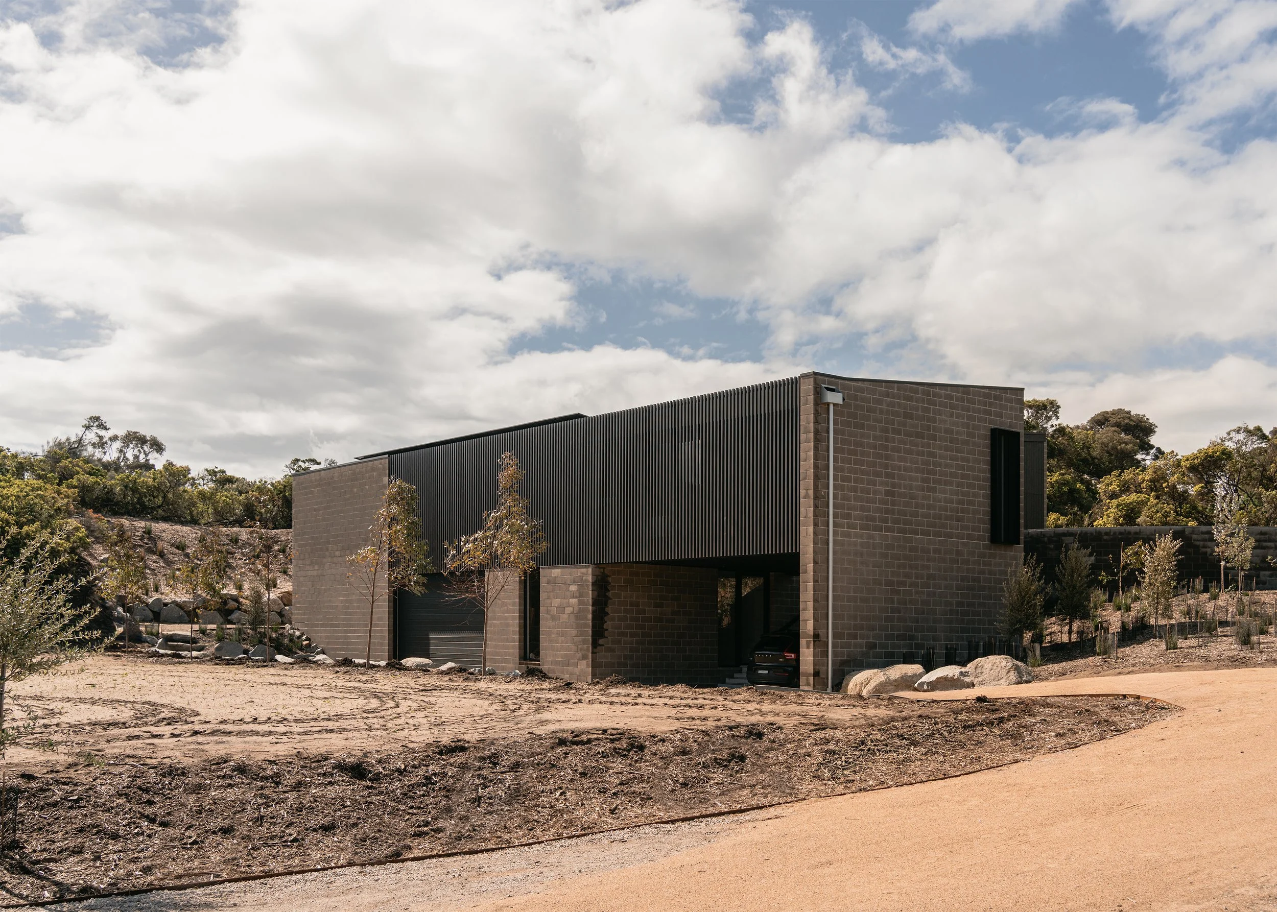 coastal architecture – courtyard home design – Australian house design – St Andrews Beach Victoria Australia – Sandy Bay St Andrews Beach by Aych Architects – Simple Dwelling