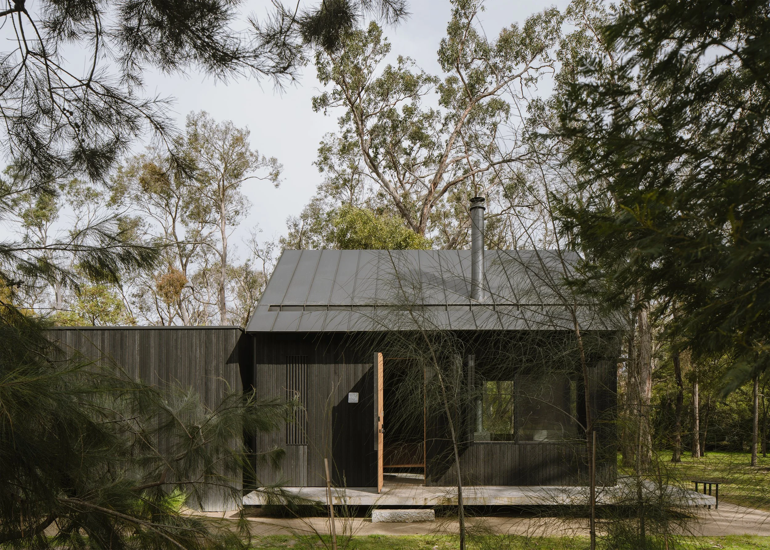 Exterior – cabin building in the woods – architect's own home – Bittern Cabin by Nic Morgante