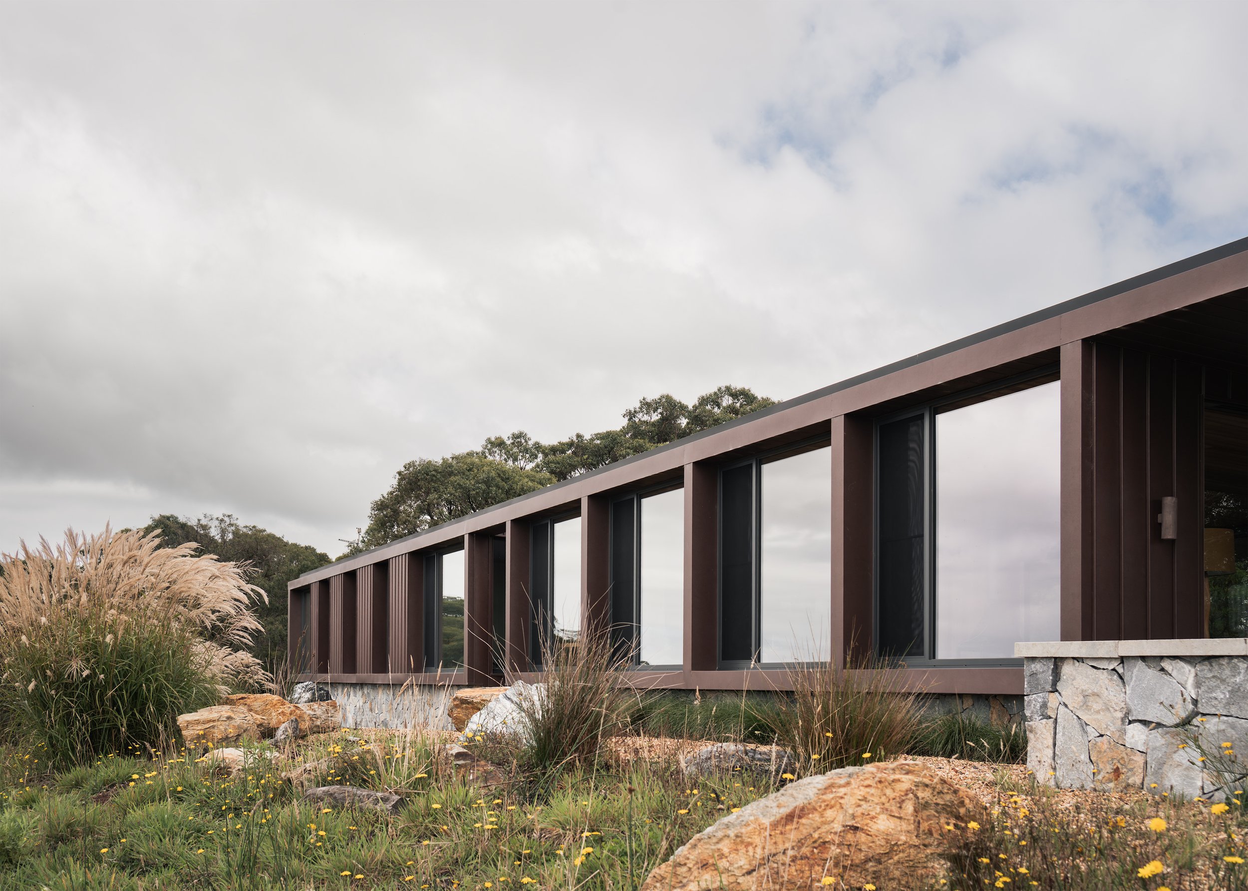 Australian simplicity – rural house design – Fish Creek House – Fish Creek Victoria Australia – Horizon House by Neil Architecture – Simple Dwelling