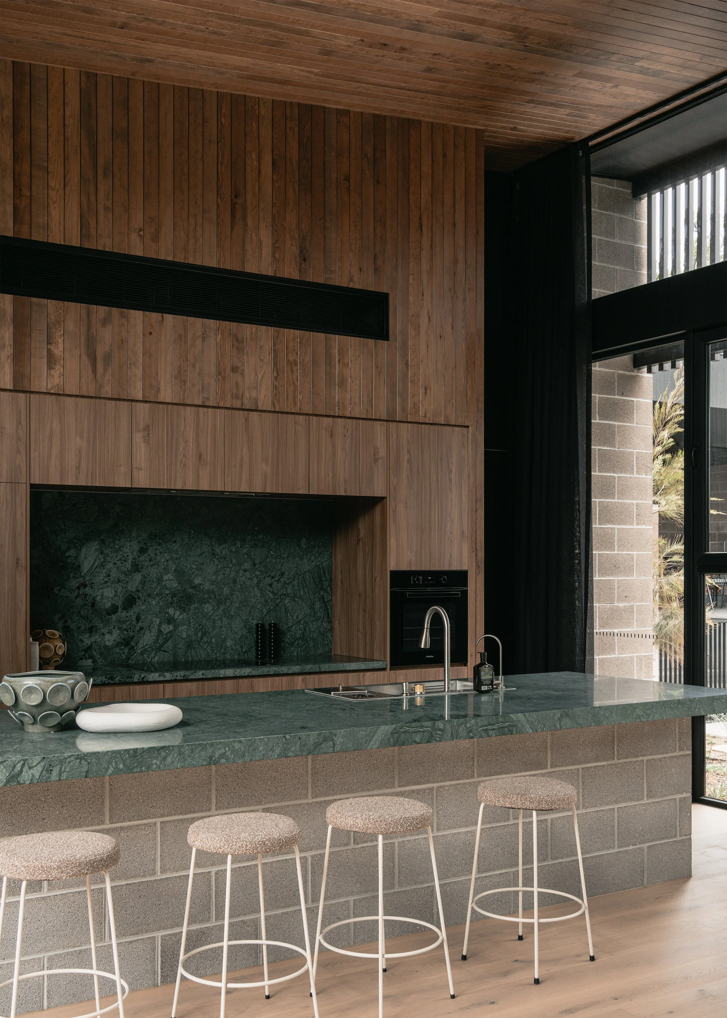 kitchen with concrete block – coastal courtyard home design – Australian house design – St Andrews Beach Victoria Australia – Sandy Bay St Andrews Beach by Aych Architects – Simple Dwelling
