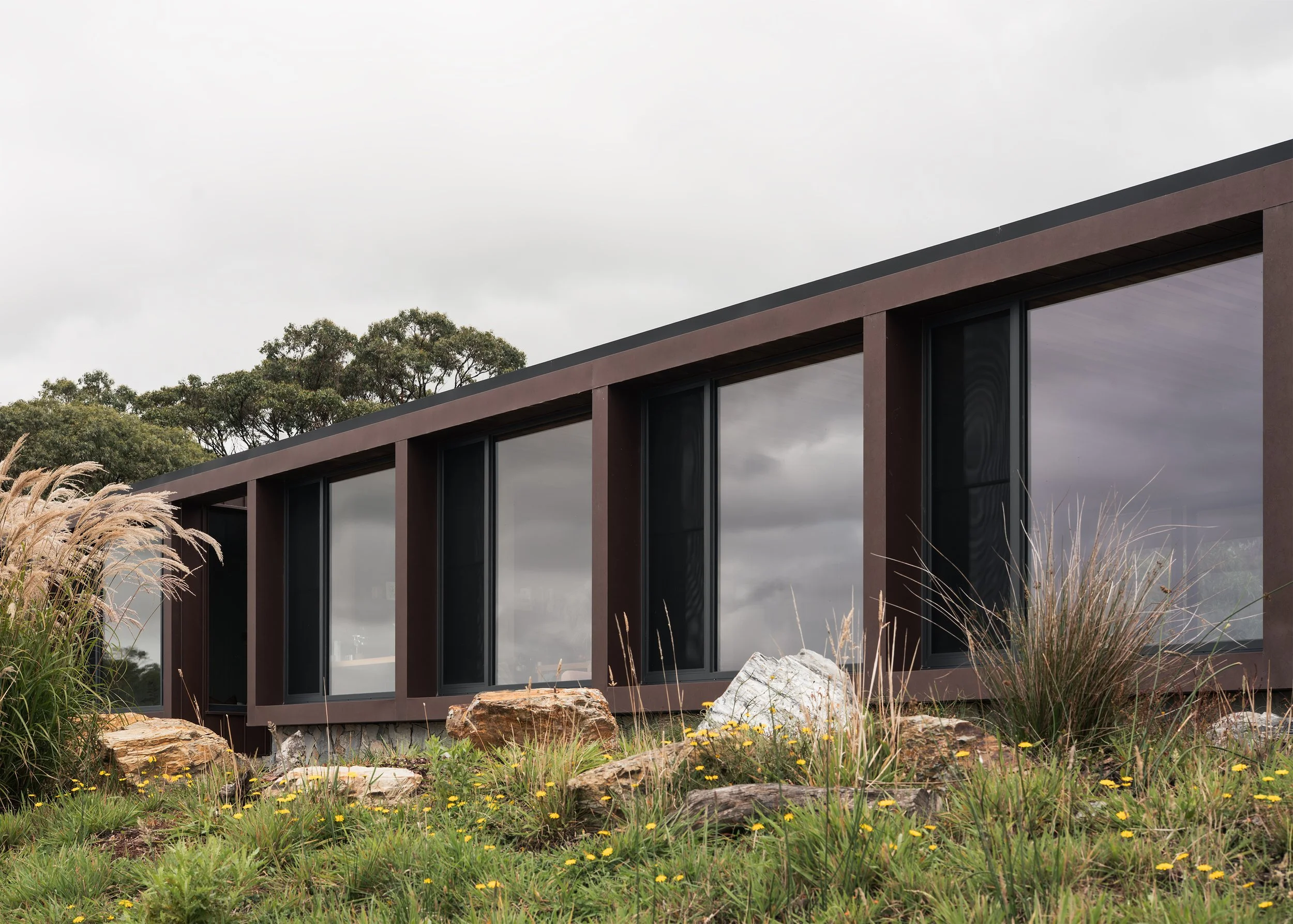 Australian simplicity – rural house design – Fish Creek House – Fish Creek Victoria Australia – Horizon House by Neil Architecture – Simple Dwelling