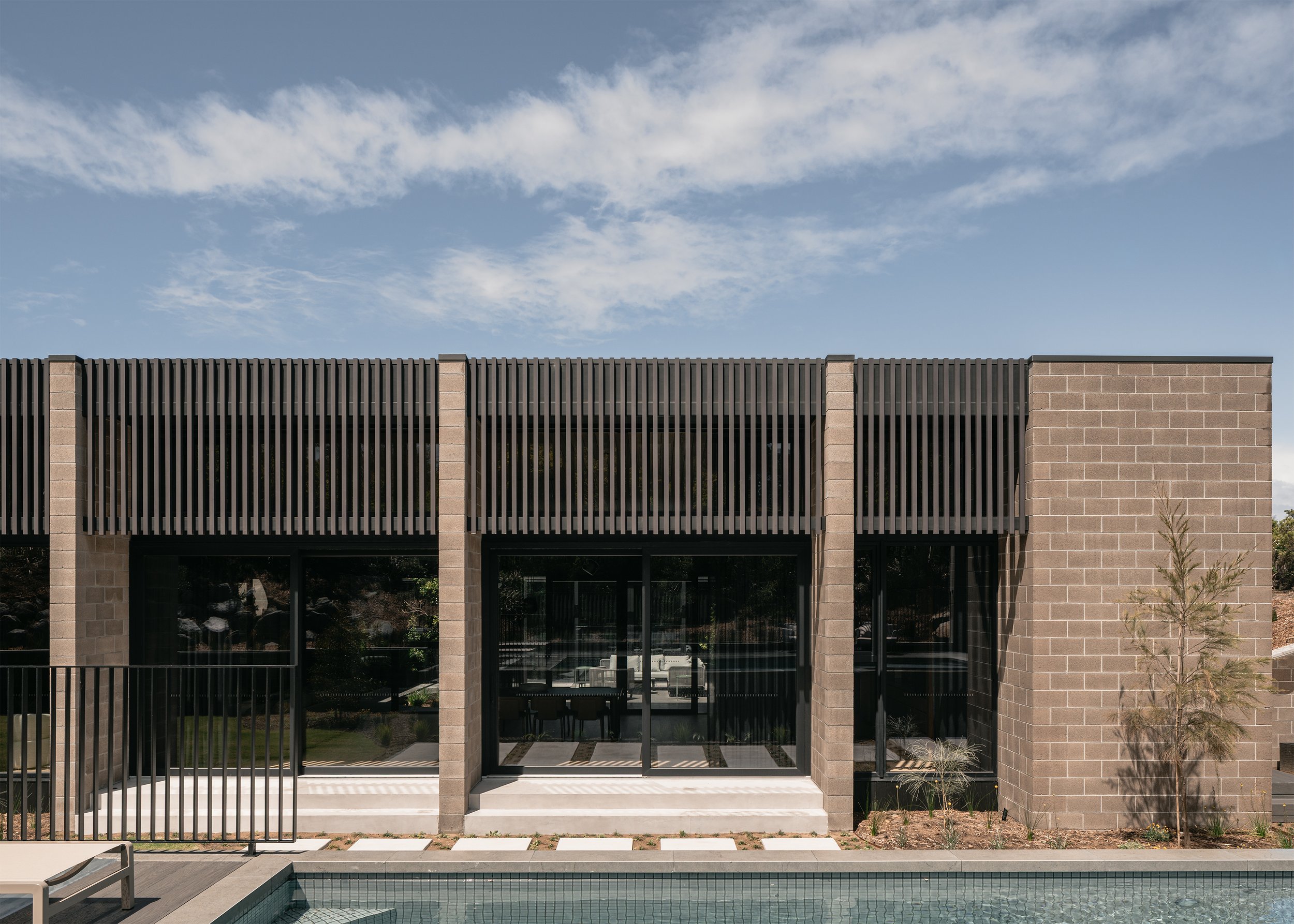 coastal architecture – courtyard home design – Australian house design – St Andrews Beach Victoria Australia – Sandy Bay St Andrews Beach by Aych Architects – Simple Dwelling