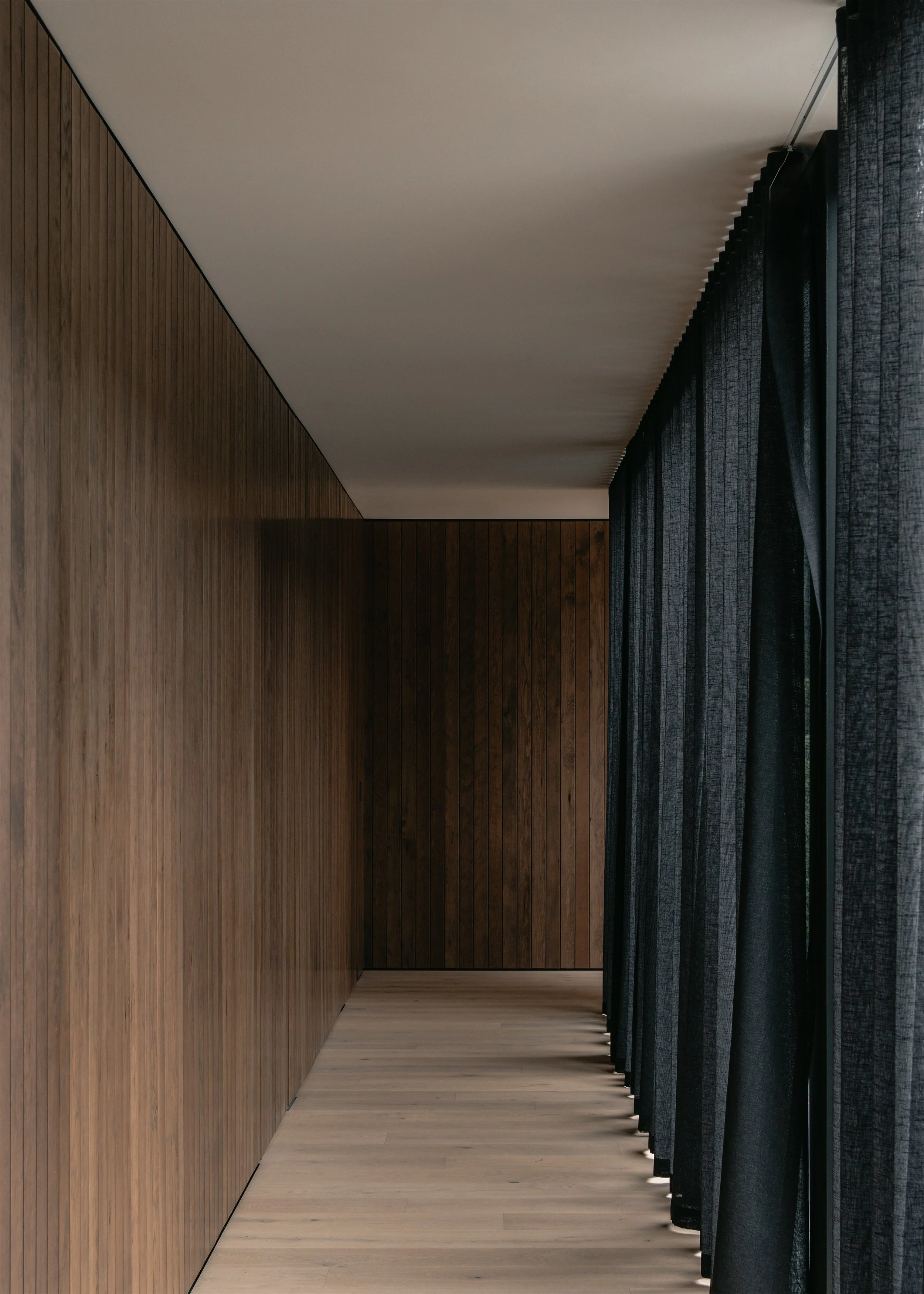 wood wall panelling – coastal home design – Australian house design – St Andrews Beach Victoria Australia – Sandy Bay St Andrews Beach by Aych Architects – Simple Dwelling