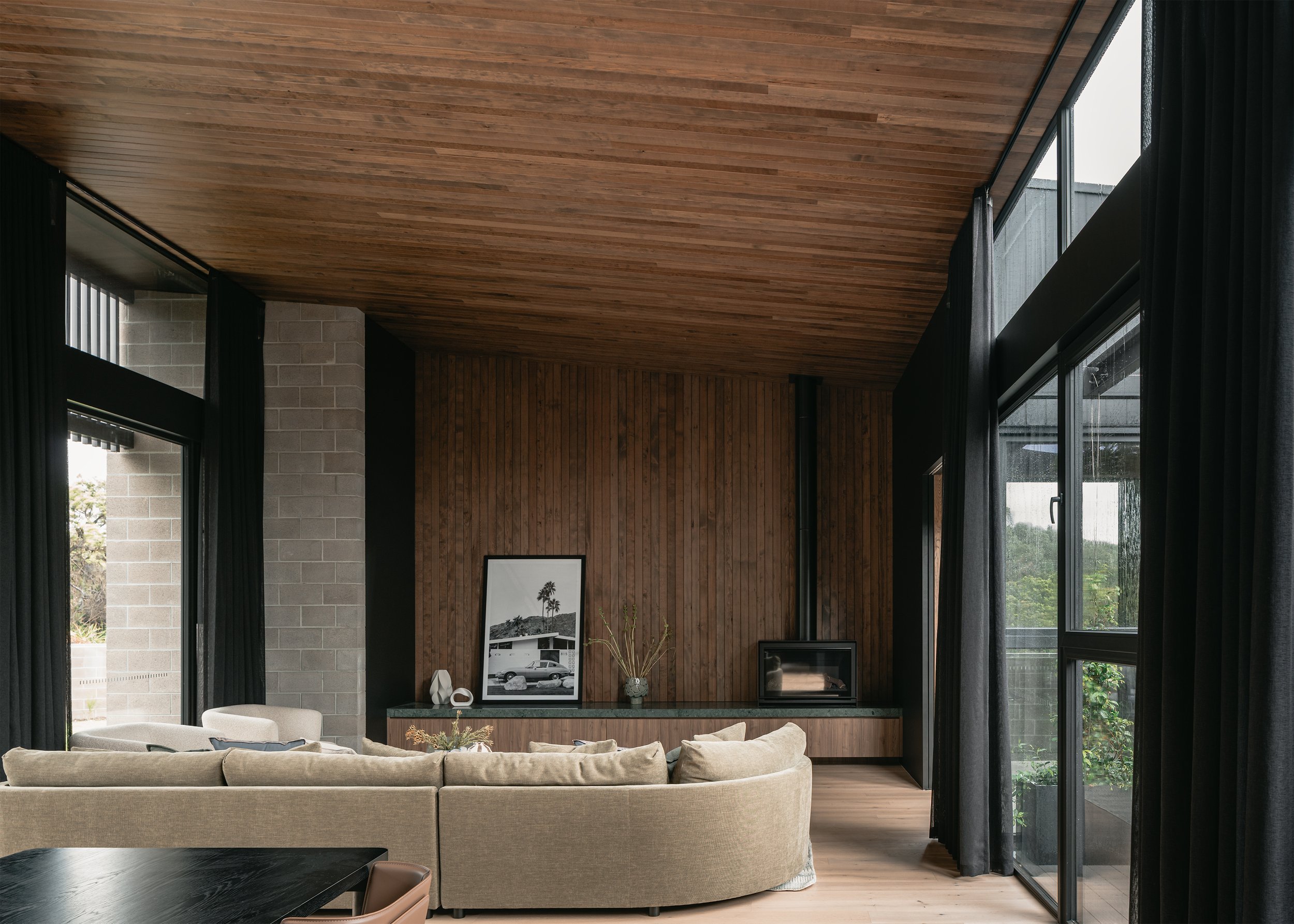 coastal living room design idea – coastal courtyard home design – Australian house design – St Andrews Beach Victoria Australia – Sandy Bay St Andrews Beach by Aych Architects – Simple Dwelling