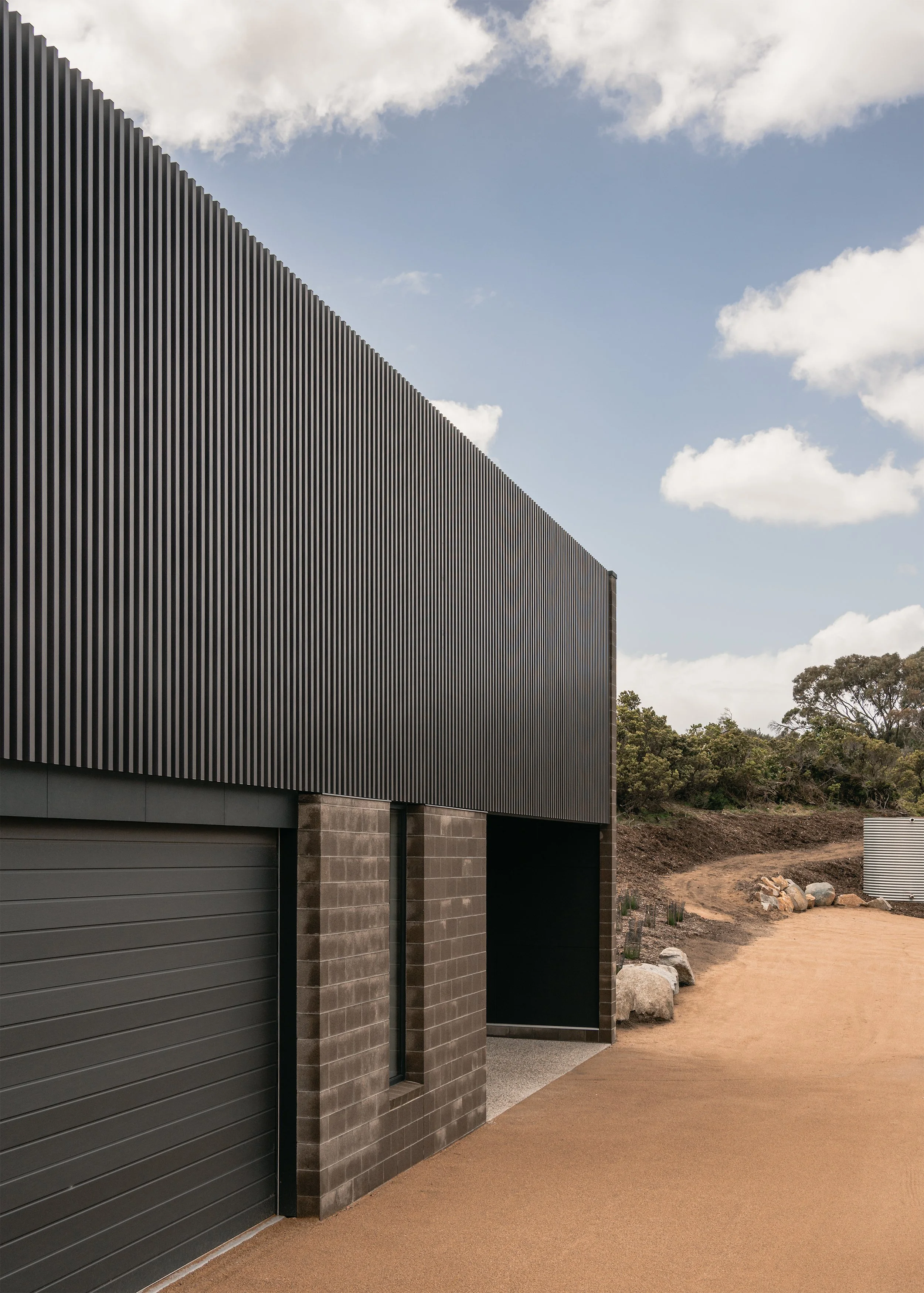 modernist inspired home – coastal home design – Australian house design – St Andrews Beach Victoria Australia – Sandy Bay St Andrews Beach by Aych Architects – Simple Dwelling
