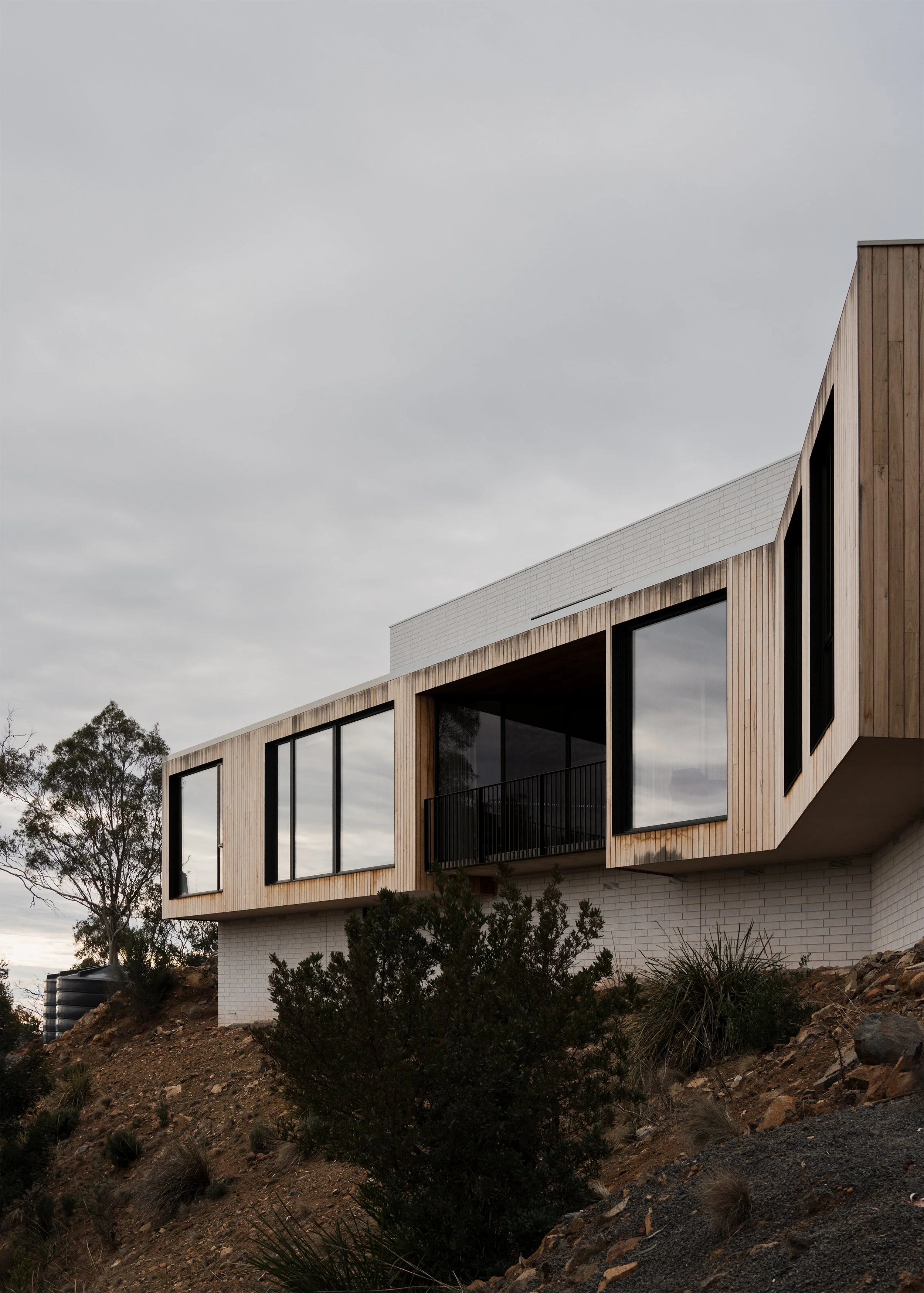 hillside house design – mountain house design – Hobart house – Hobart Tasmania Australia –Eyrie House by Matt Williams Architects – Simple Dwelling