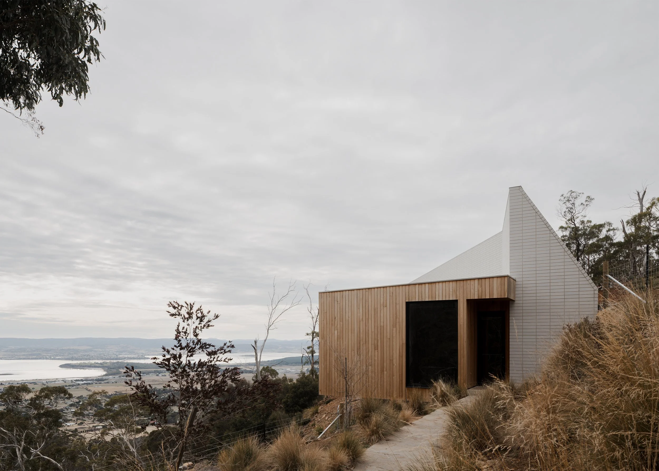 modern house design – Australian house design – Hobart house – Hobart Tasmania Australia –Eyrie House by Matt Williams Architects – Simple Dwelling