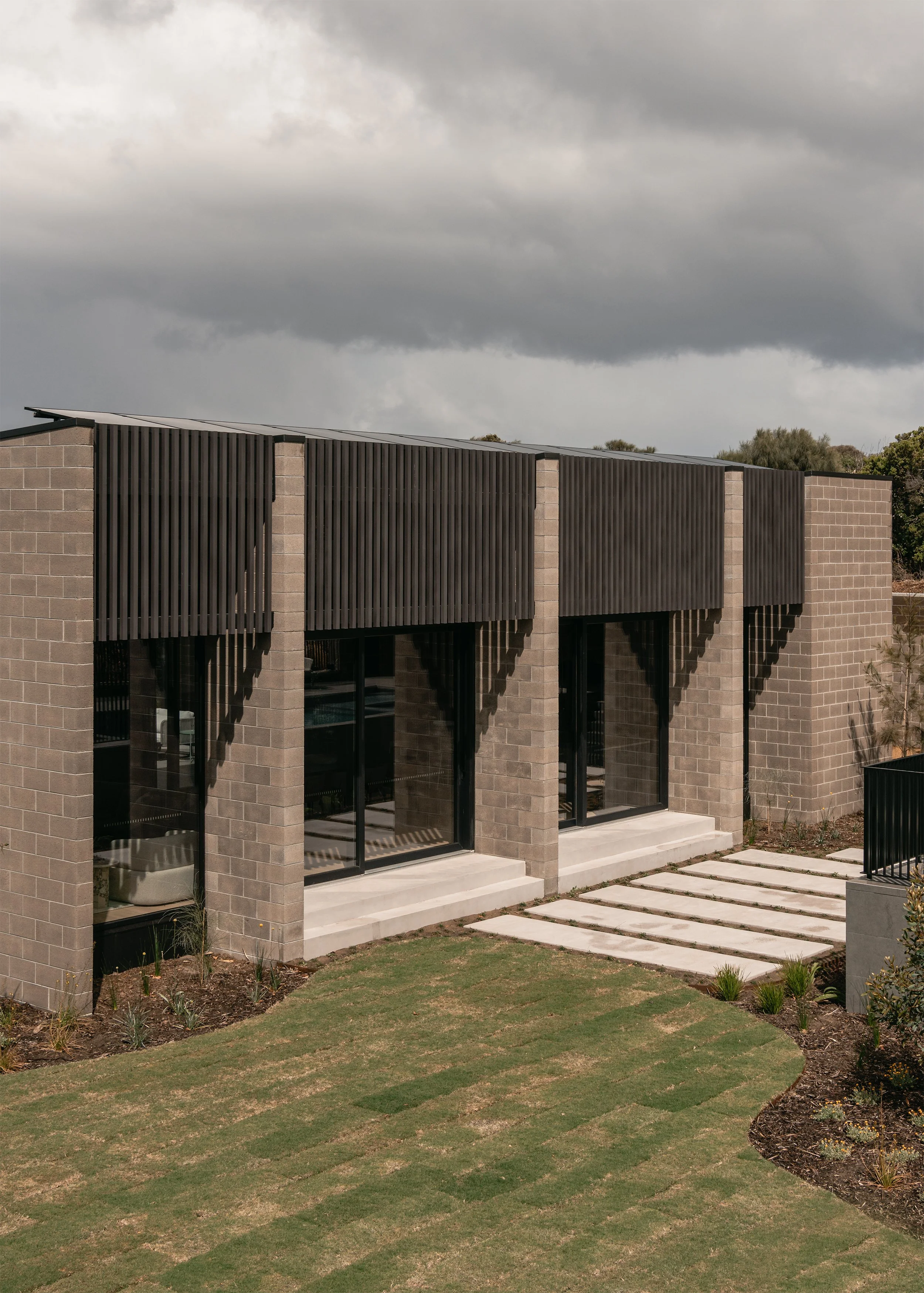 concrete block home – coastal courtyard home design – Australian house design – St Andrews Beach Victoria Australia – Sandy Bay St Andrews Beach by Aych Architects – Simple Dwelling