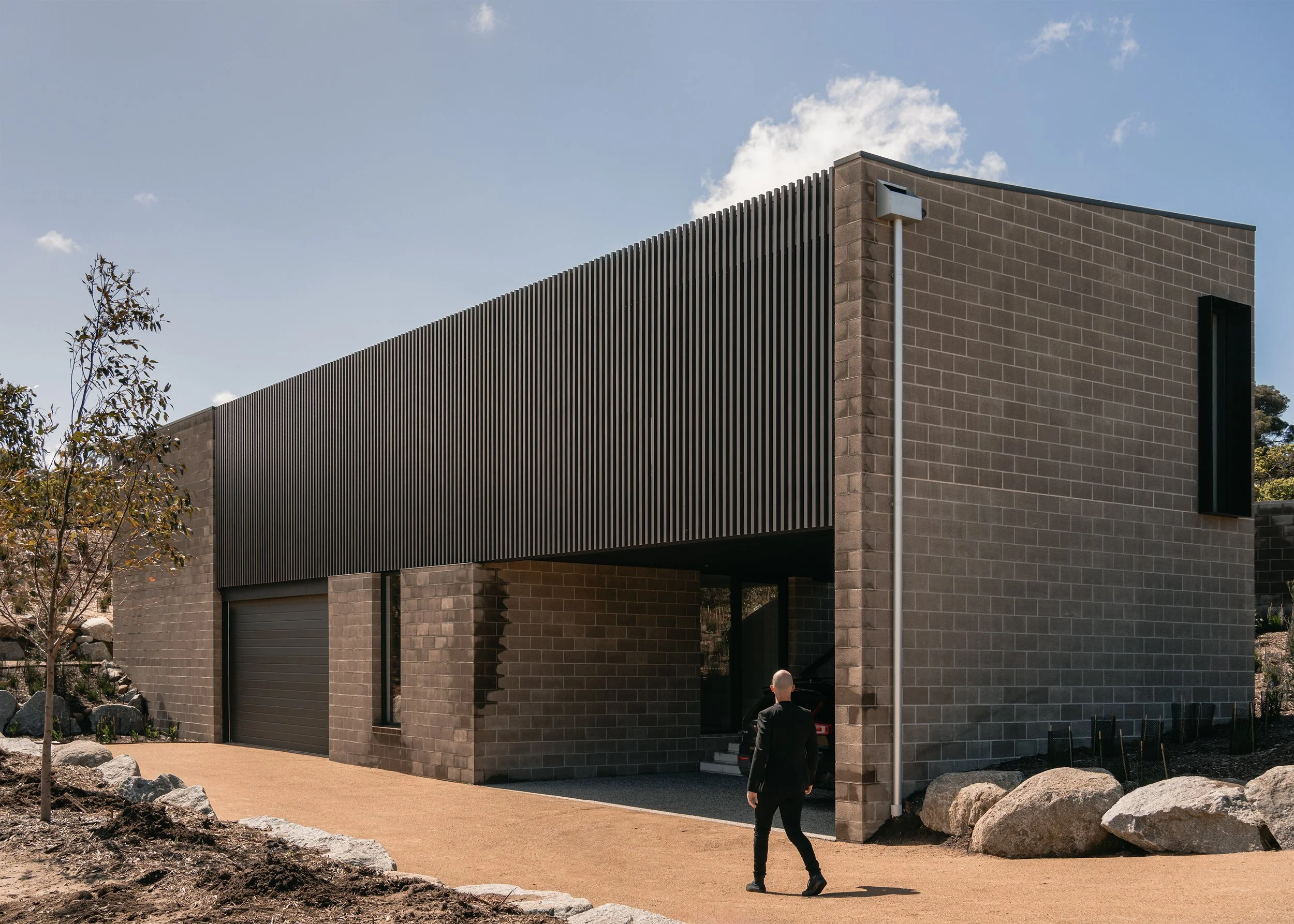 concrete block home – coastal home design – Australian house design – St Andrews Beach Victoria Australia – Sandy Bay St Andrews Beach by Aych Architects – Simple Dwelling