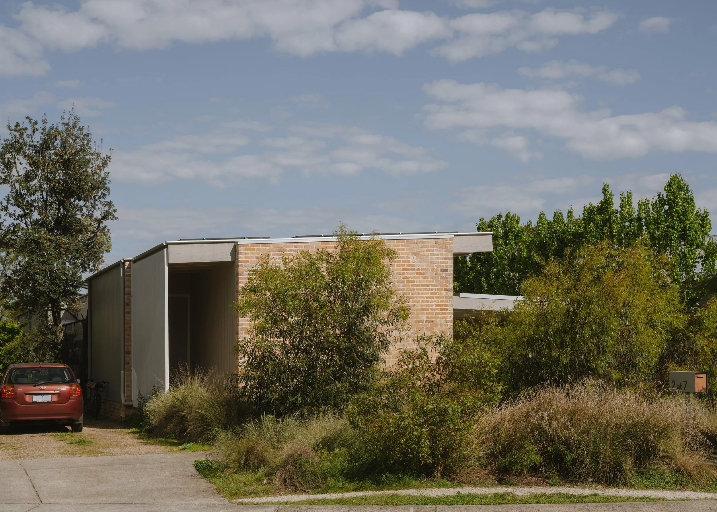 coastal family home – Australian native garden design – Barwon Heads Victoria Australia – Fisherman's Walk by Megowan