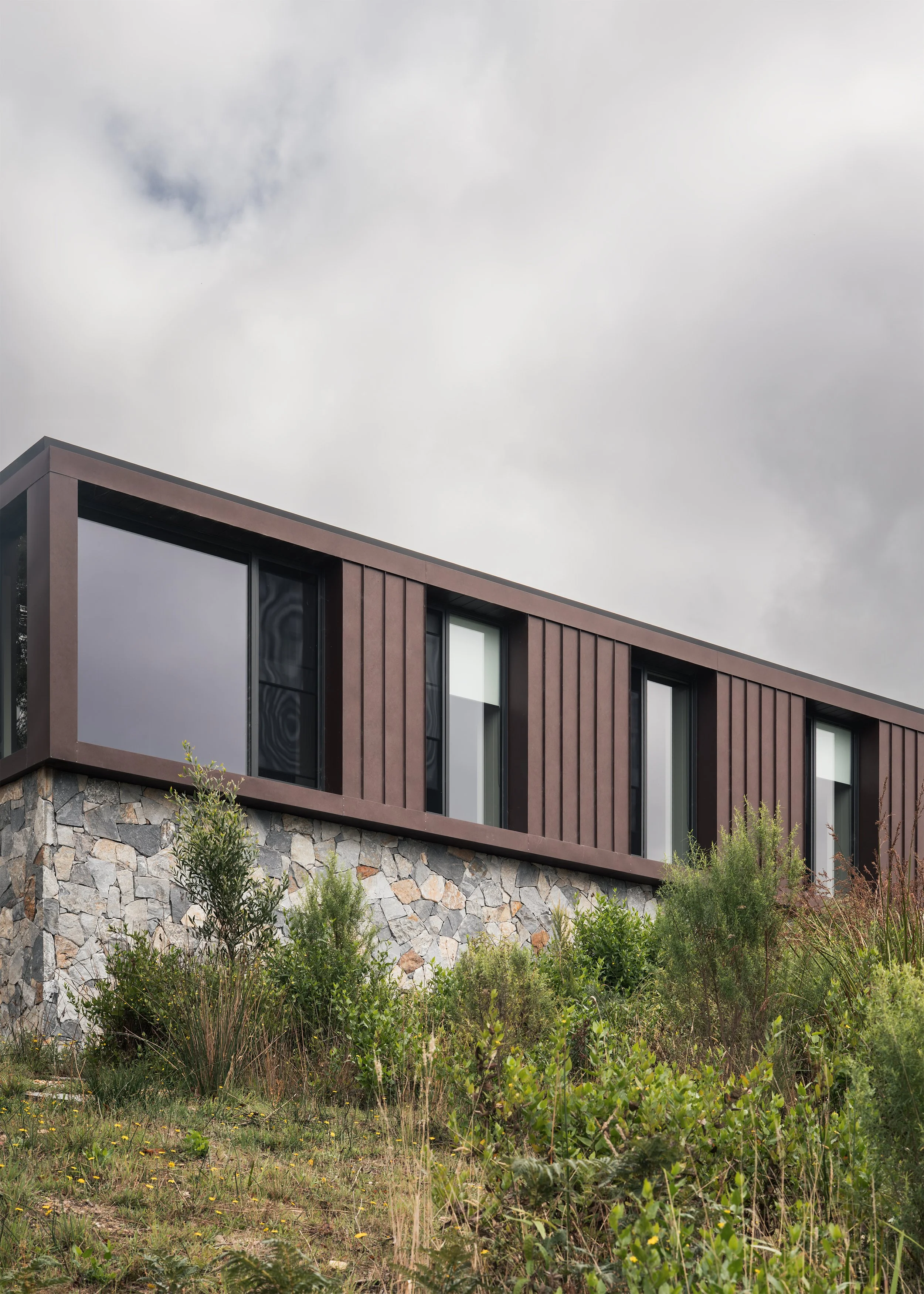 unicote corten metal cladding – rural house design – Fish Creek House – Fish Creek Victoria Australia – Horizon House by Neil Architecture – Simple Dwelling