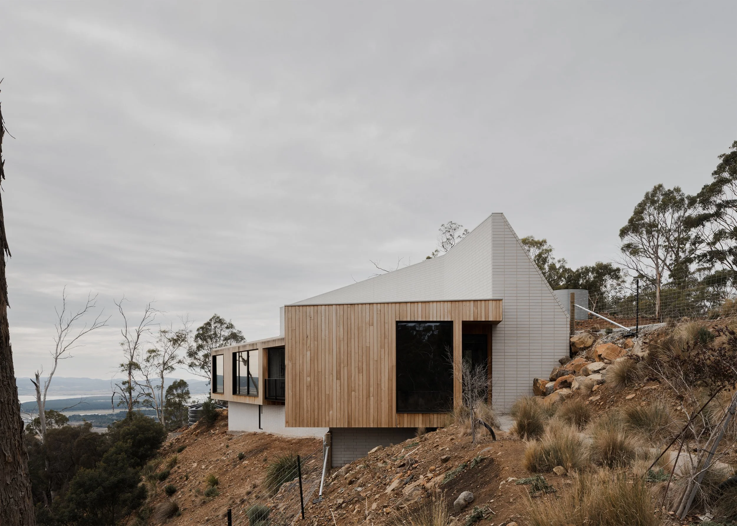 house on side of mountain – Australian house design – Hobart house – Hobart Tasmania Australia –Eyrie House by Matt Williams Architects – Simple Dwelling