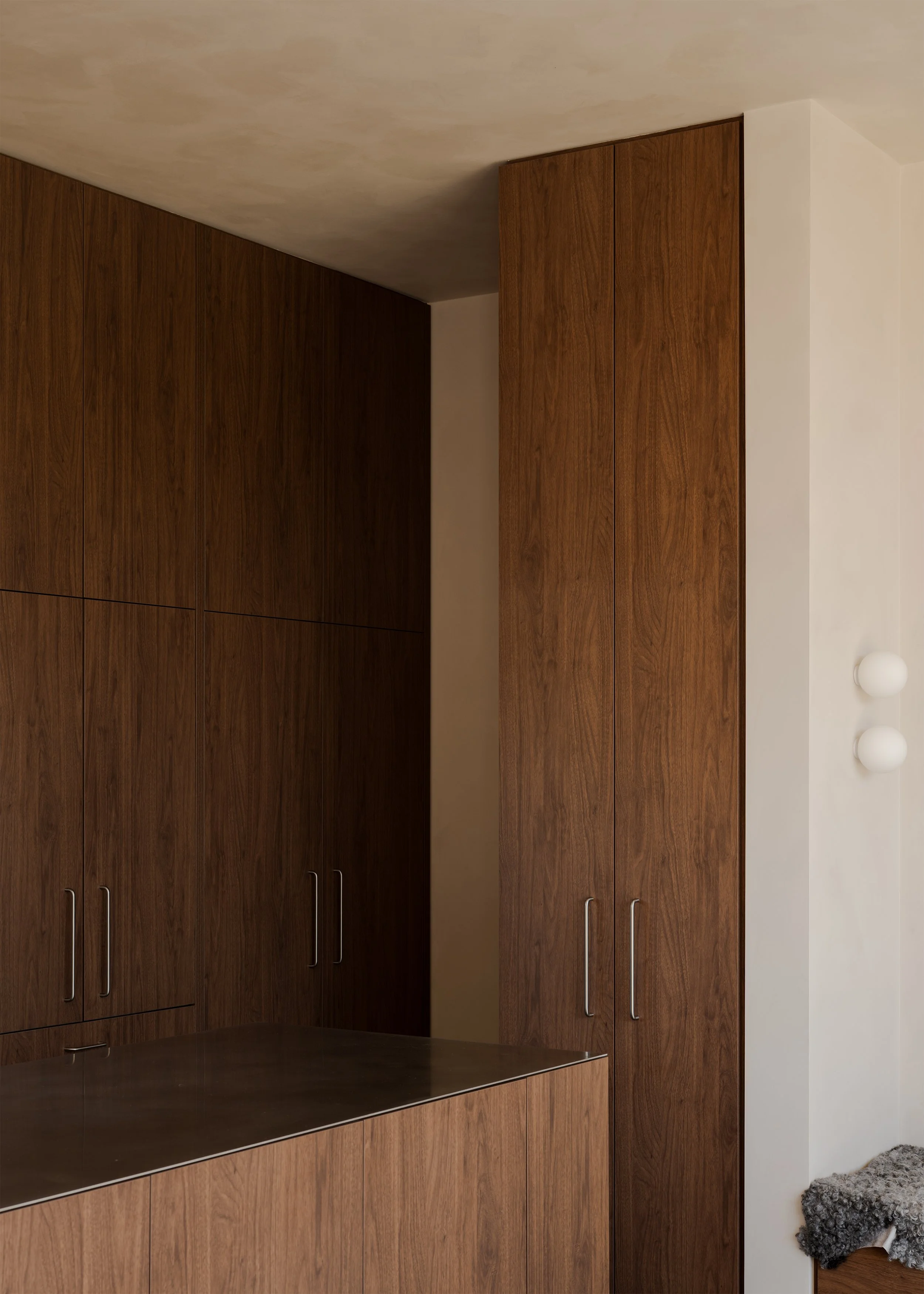 walnut kitchen design – architect's own home – Torquay house – Torquay Victoria Australia –The Cove by Wolveridge Architects – Simple Dwelling