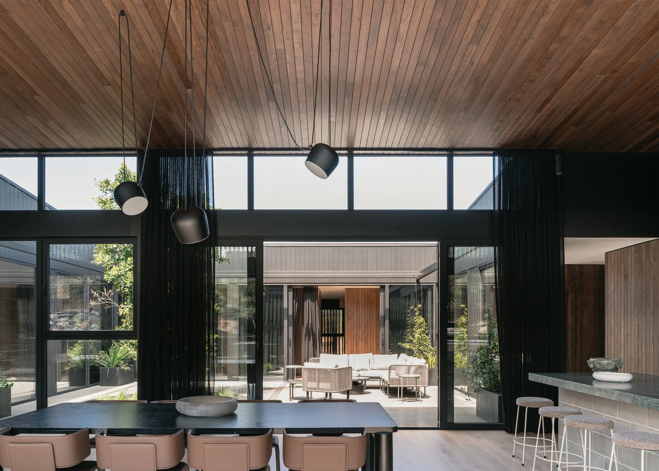 modern courtyard design – coastal courtyard home design – Australian house design – St Andrews Beach Victoria Australia – Sandy Bay St Andrews Beach by Aych Architects – Simple Dwelling