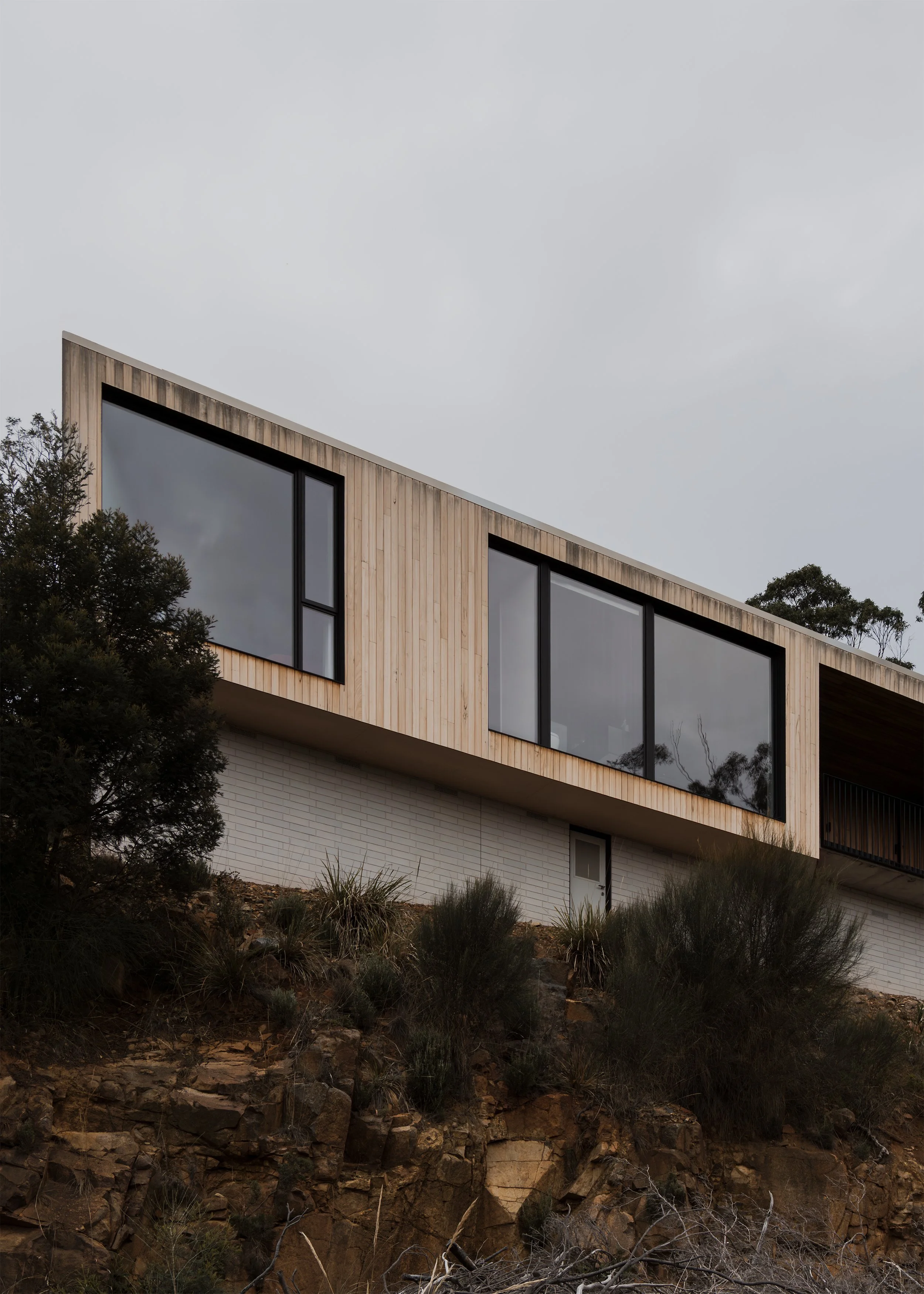 cantilever house design – mountain house design – Hobart house – Hobart Tasmania Australia –Eyrie House by Matt Williams Architects – Simple Dwelling